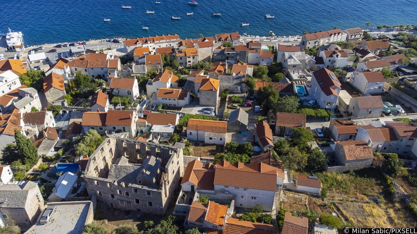 Fotografije iz zraka kuće u kući u Bolu na otoku Braču