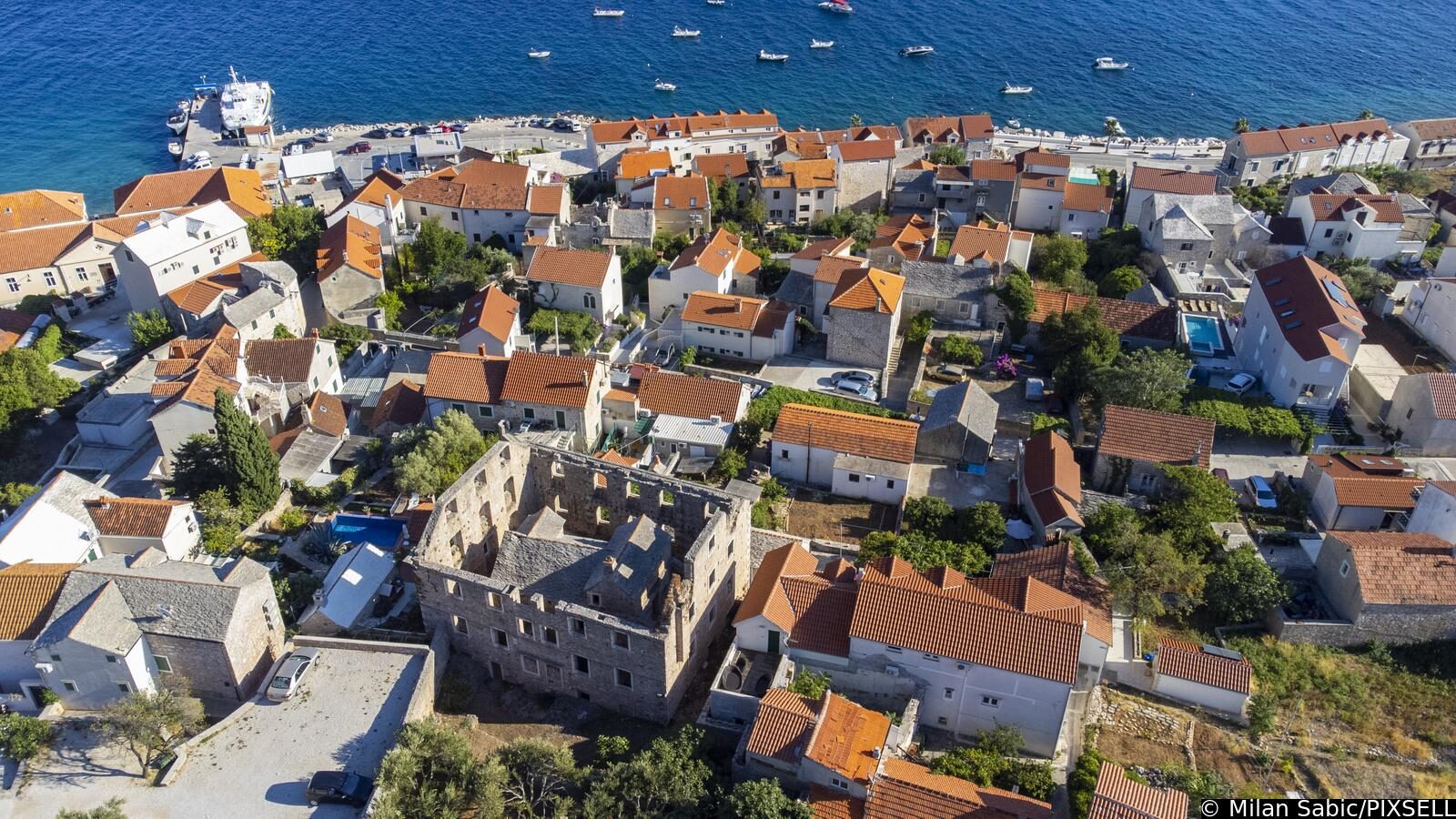 Fotografije iz zraka kuće u kući u Bolu na otoku Braču