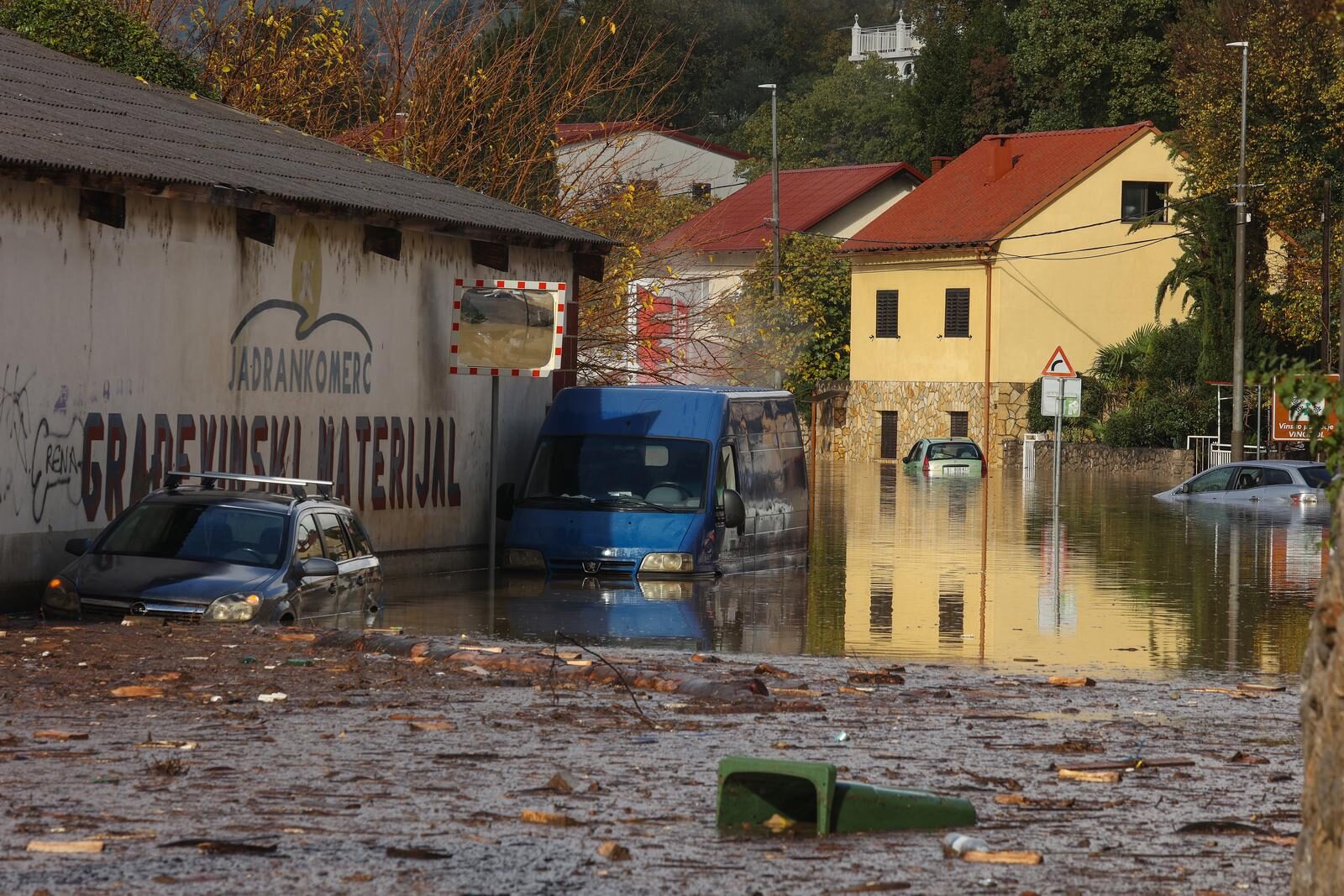 Potop u Novom Vinodolskom, zatvorene ceste