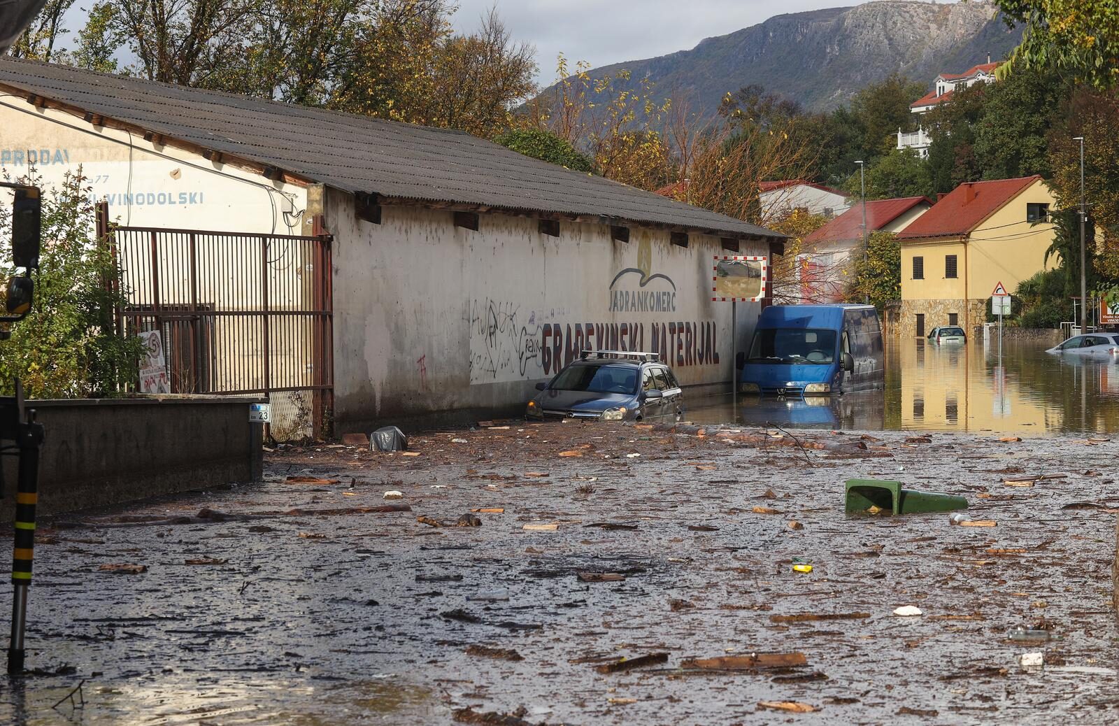 Potop u Novom Vinodolskom, zatvorene ceste