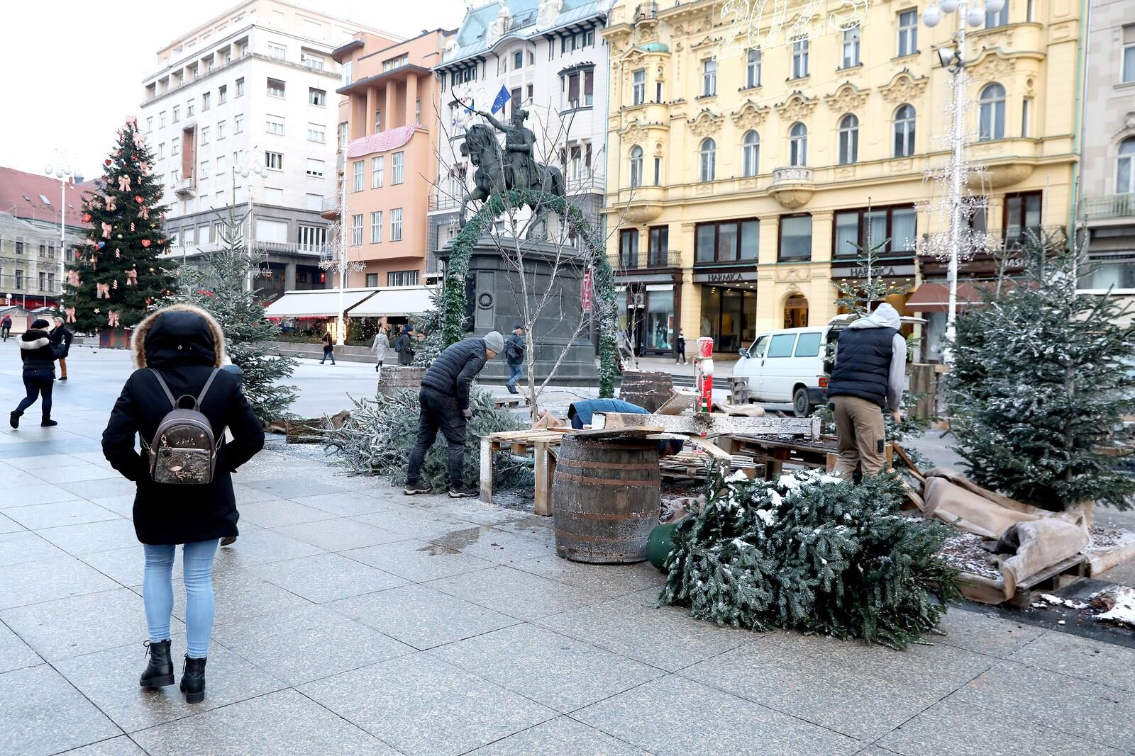 Zagreb: Uklanjanje božićnih ukrasa s Trga zbog dočeka reprezentacije