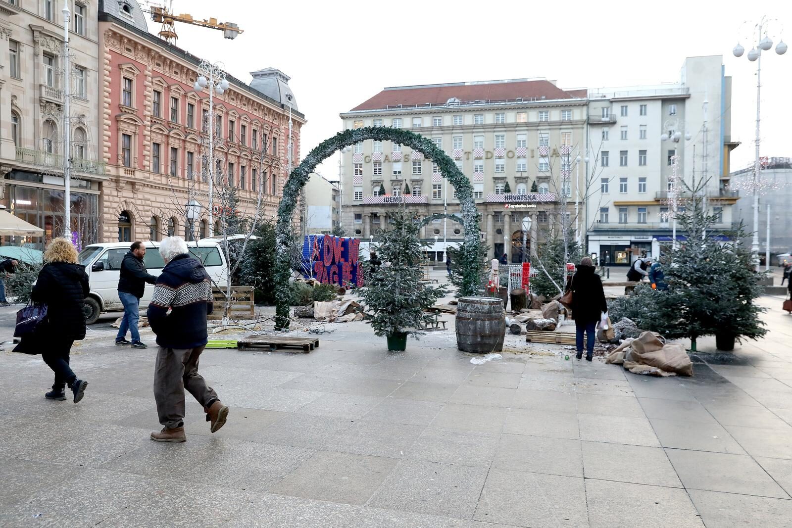 Zagreb: Uklanjanje božićnih ukrasa s Trga zbog dočeka reprezentacije