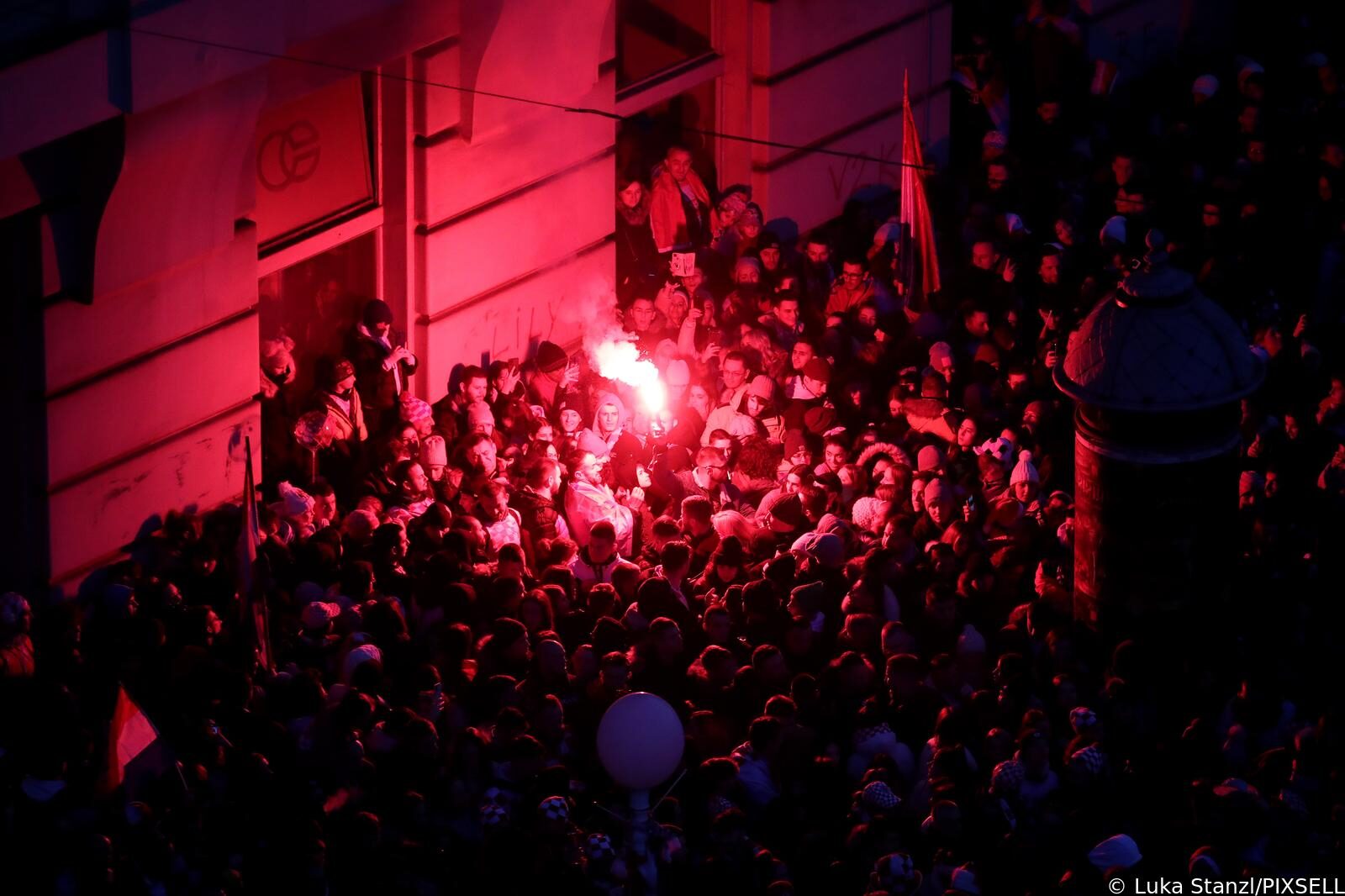 Zagreb: Pogled na glavni Trg prepun navijača koji su spremni za doček Vatrenih