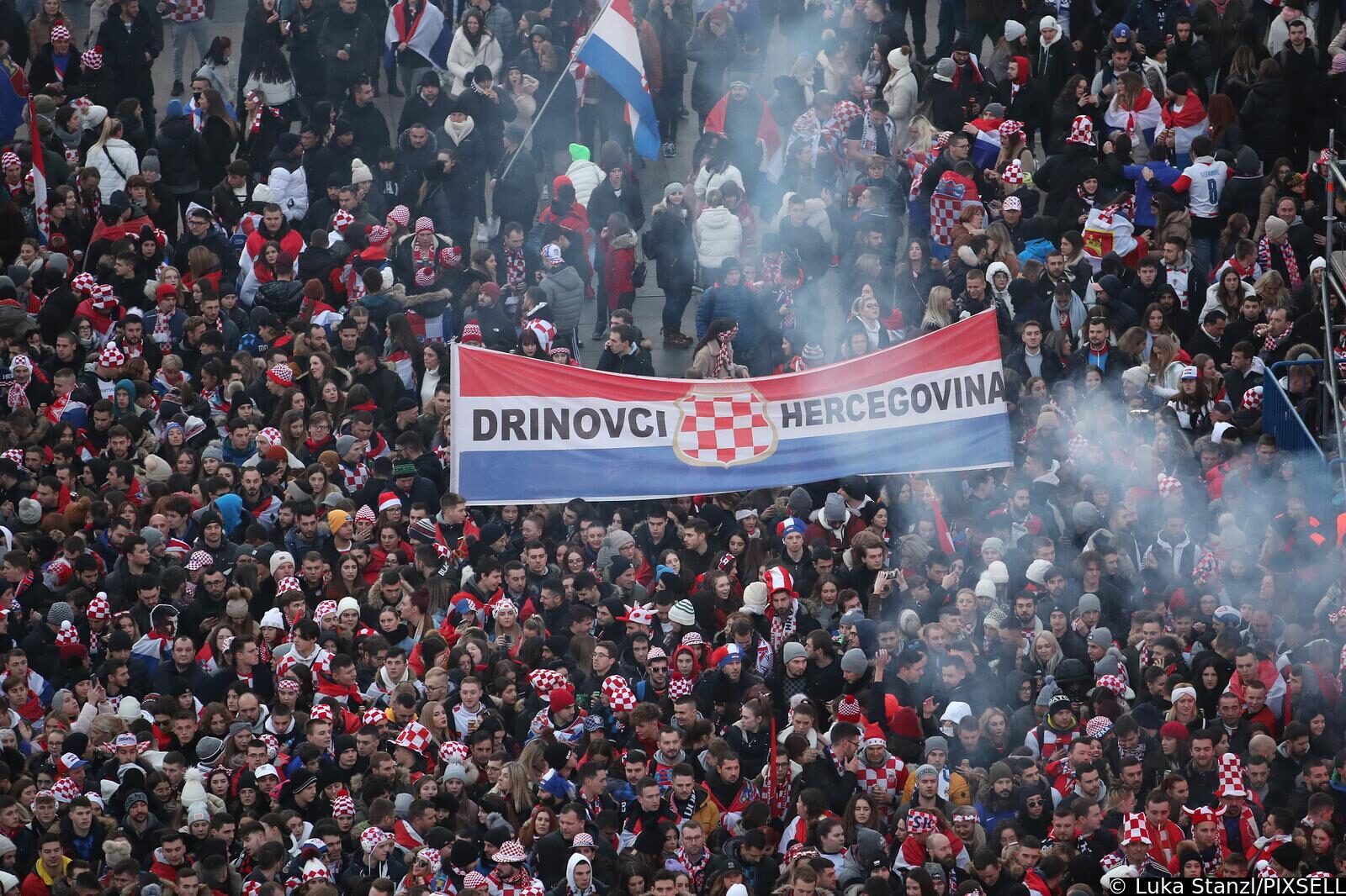 Zagreb: Pogled na glavni Trg prepun navija?a koji su spremni za do?ek Vatrenih