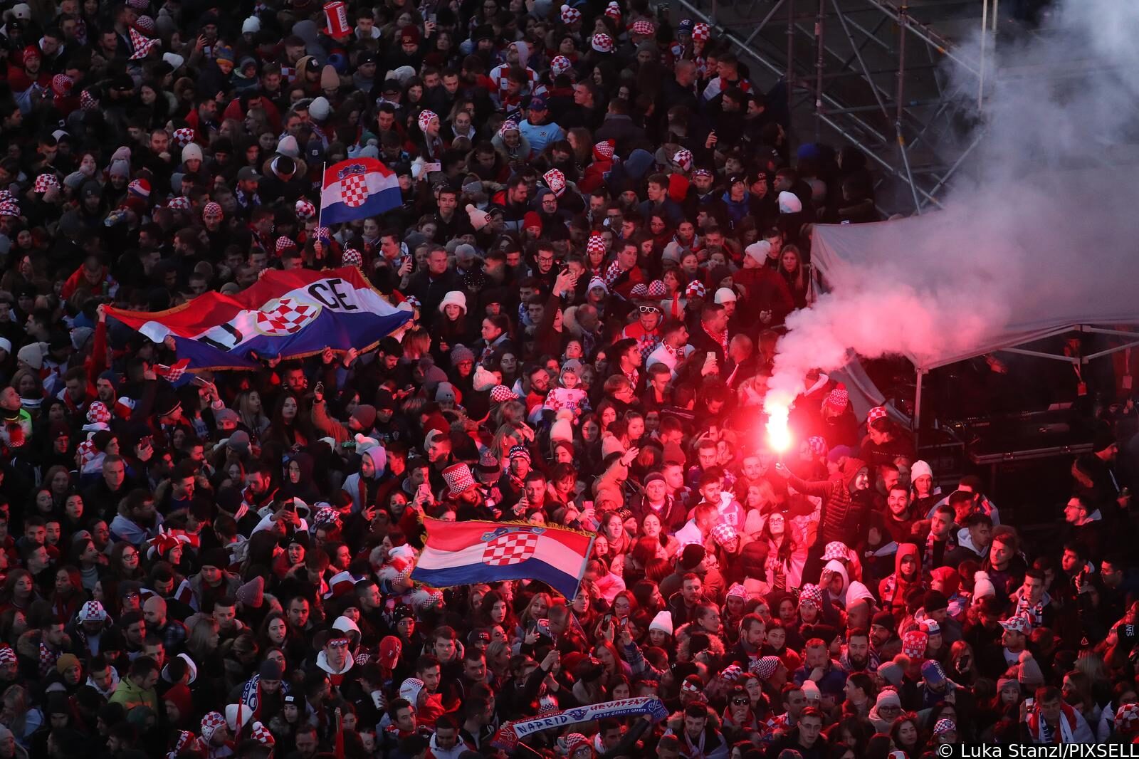 Zagreb: Pogled na glavni Trg prepun navija?a koji su spremni za do?ek Vatrenih