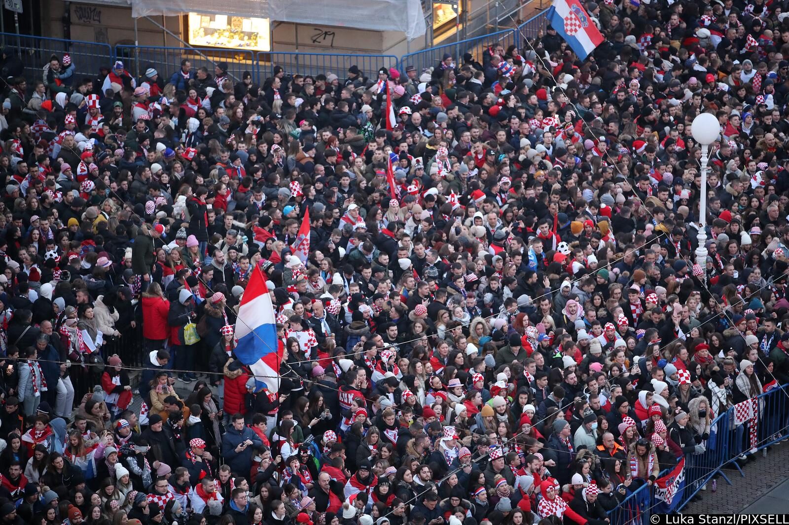 Zagreb: Pogled na glavni Trg prepun navija?a koji su spremni za do?ek Vatrenih