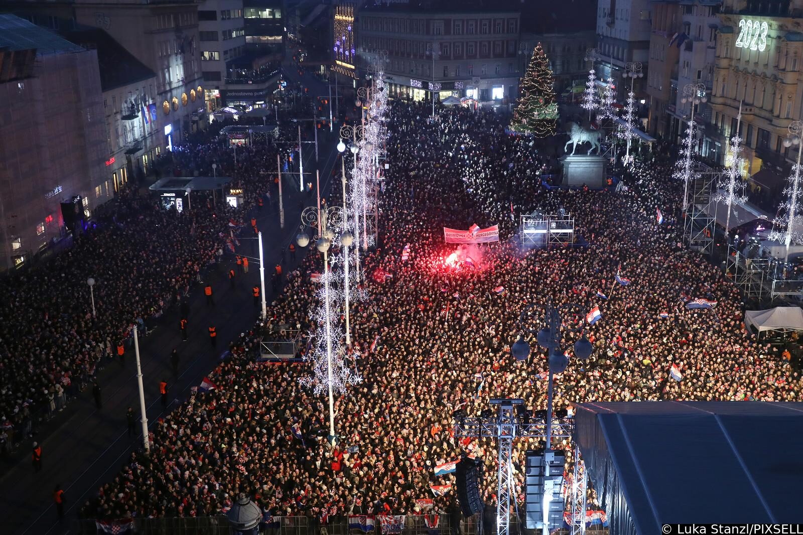Zagreb: Pogled na glavni Trg prepun navija?a koji su spremni za do?ek Vatrenih
