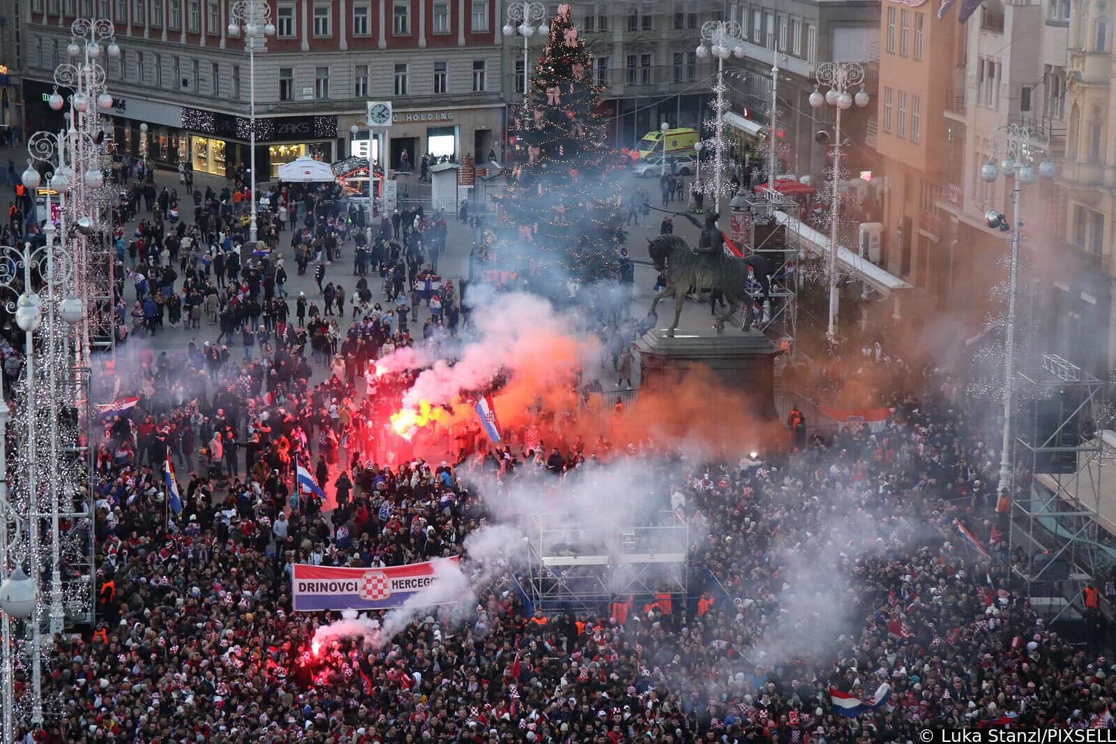 Zagreb: Pogled na glavni Trg prepun navija?a koji su spremni za do?ek Vatrenih