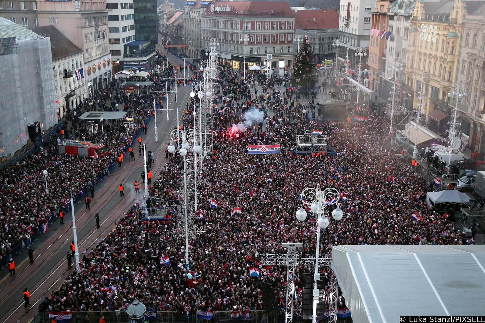 Zagreb: Pogled na glavni Trg prepun navijača koji su spremni za doček Vatrenih