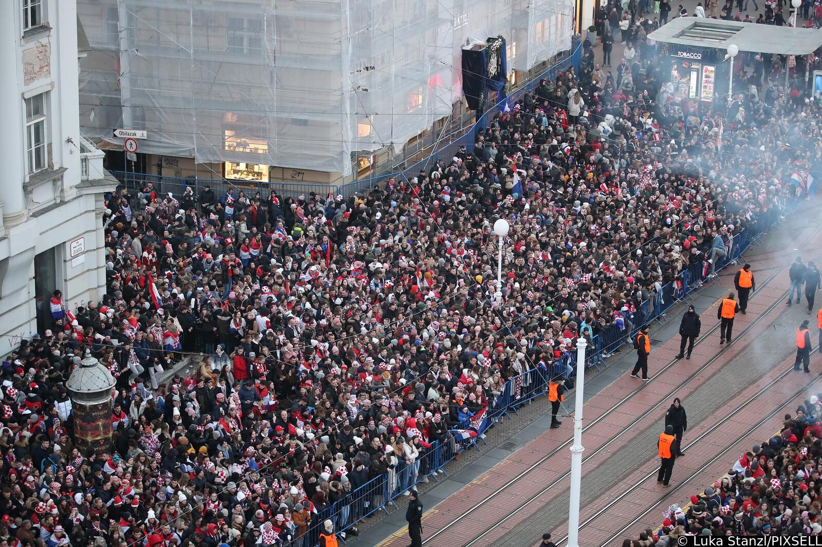 Zagreb: Pogled na glavni Trg prepun navijača koji su spremni za doček Vatrenih