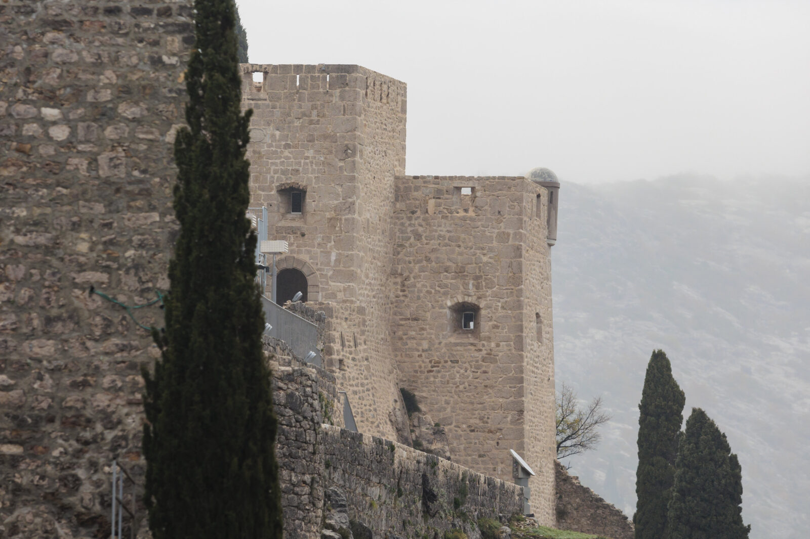 Postavljeni PVC prozori na tvrdjavu Klis