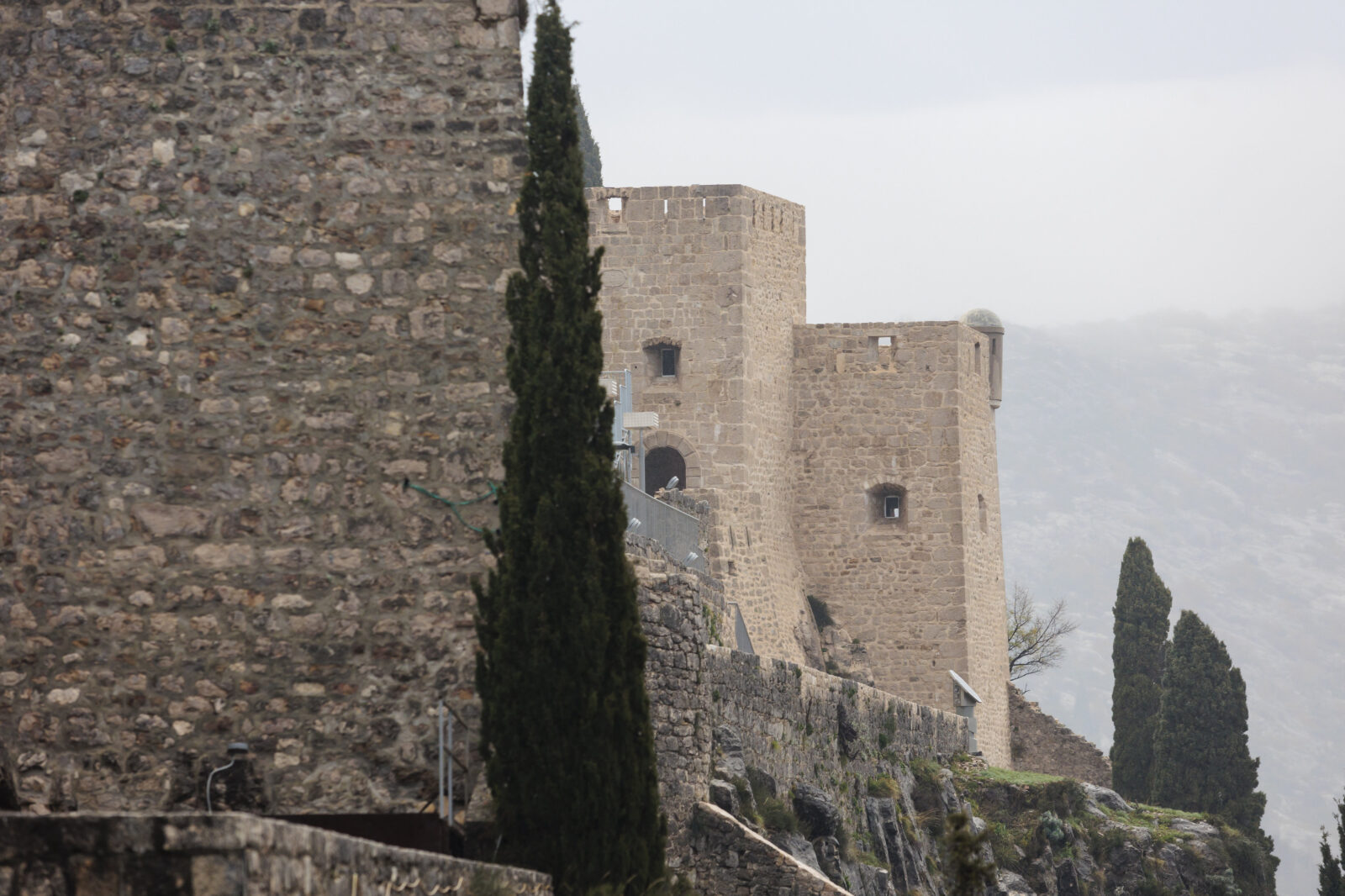 Postavljeni PVC prozori na tvrdjavu Klis