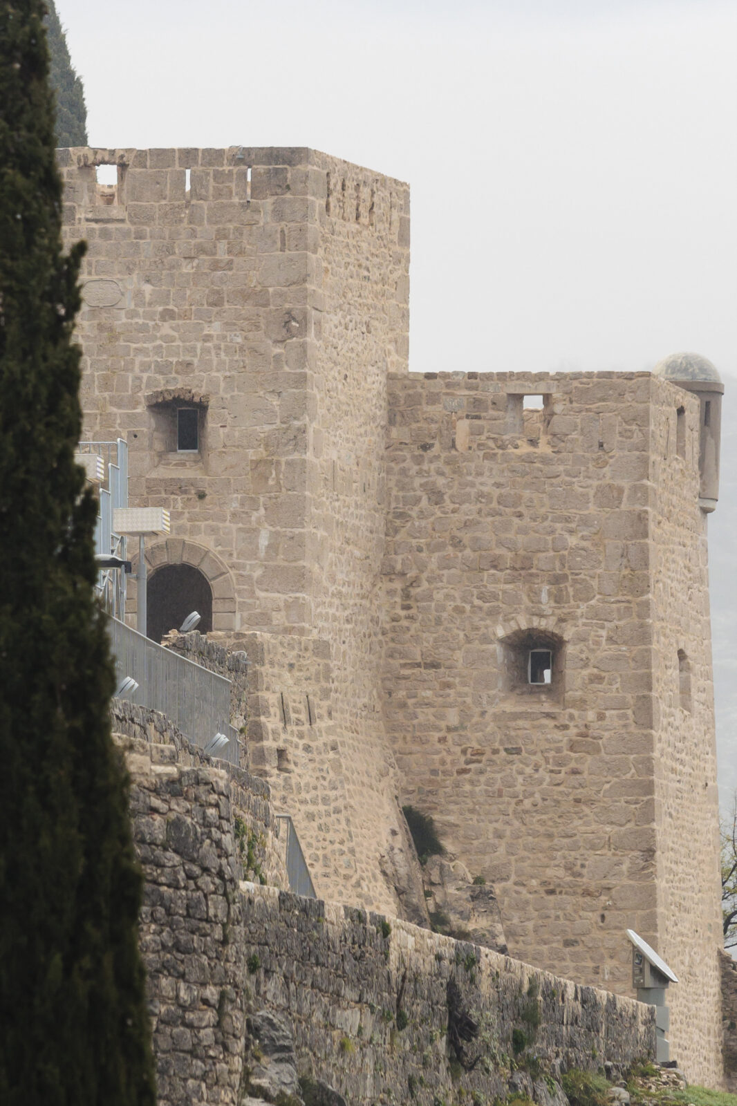 Postavljeni PVC prozori na tvrdjavu Klis