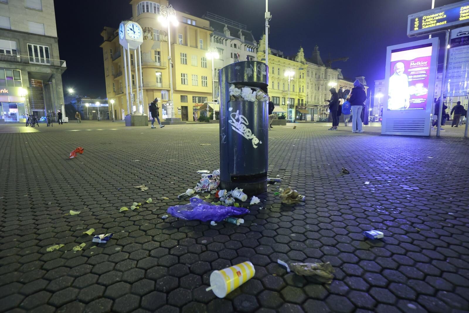 Zagreb: Centar grada prepun je smeća, radnici Čistoće zasad nisu izašli na teren