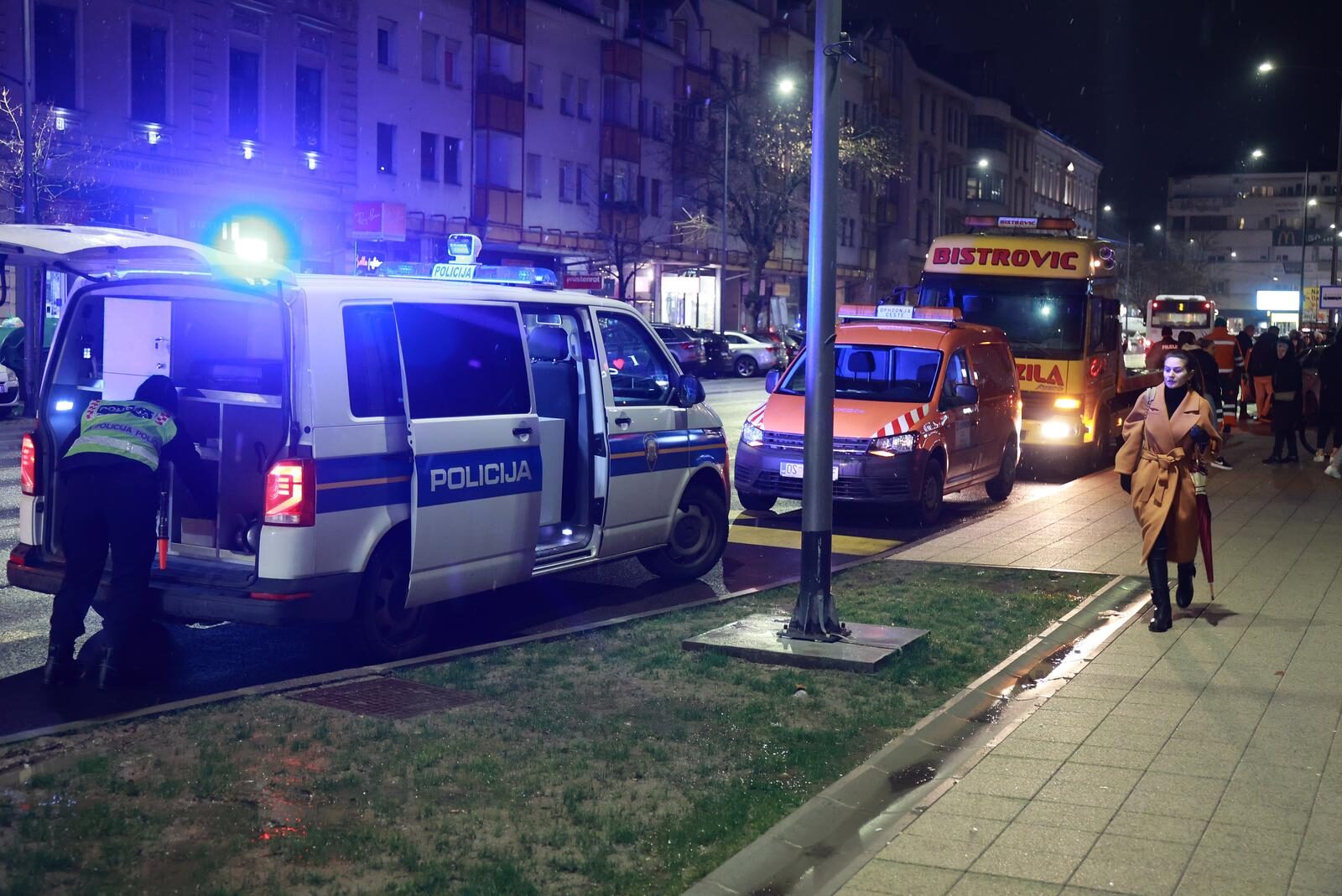 Kaos u centru Osijeka: BMW-om pokosio autobusnu stanicu