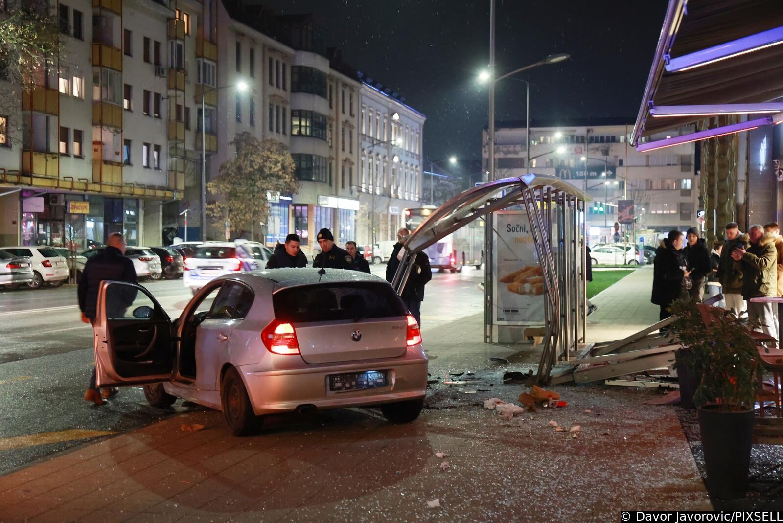 Kaos u centru Osijeka: BMW-om pokosio autobusnu stanicu
