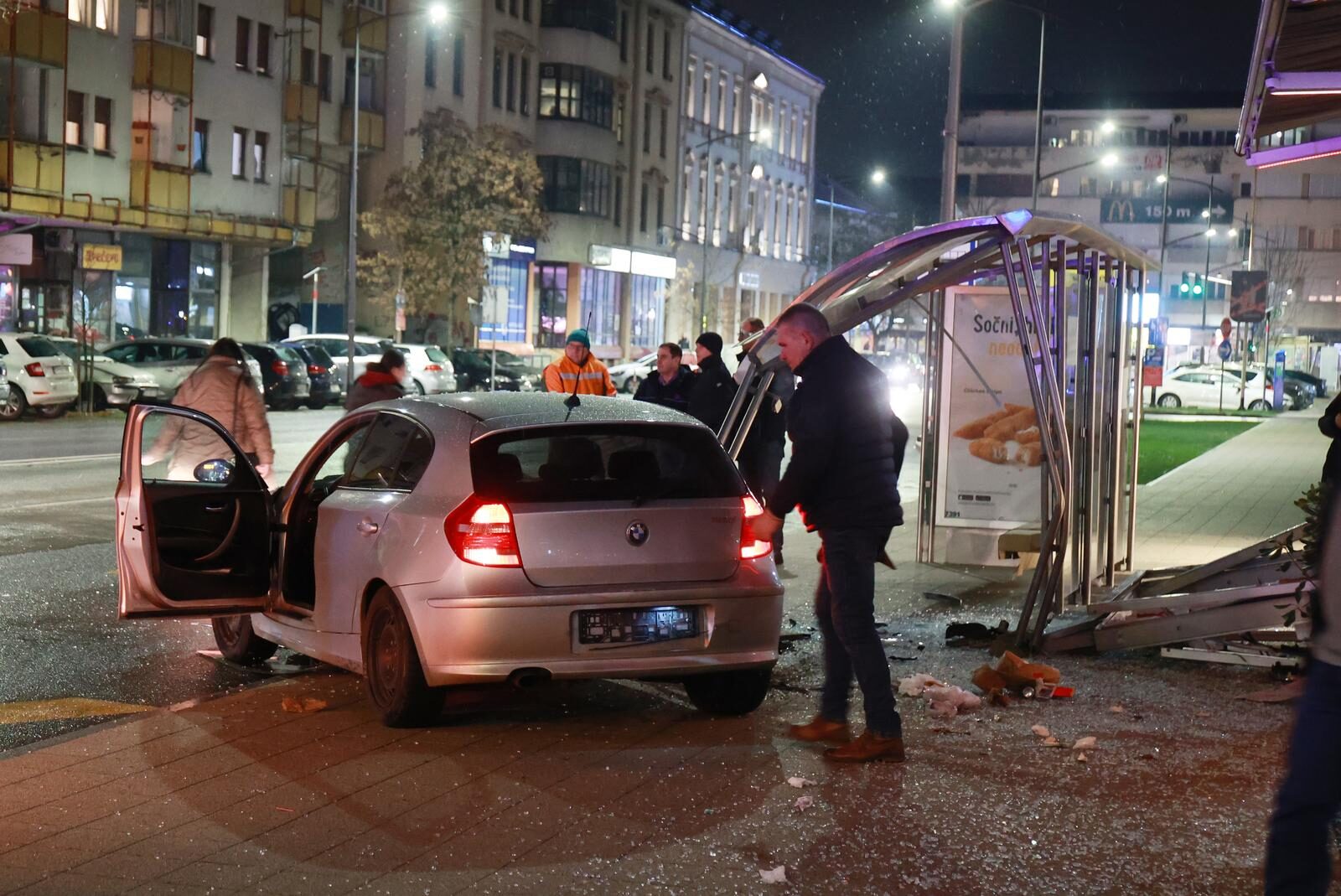 Kaos u centru Osijeka: BMW-om pokosio autobusnu stanicu
