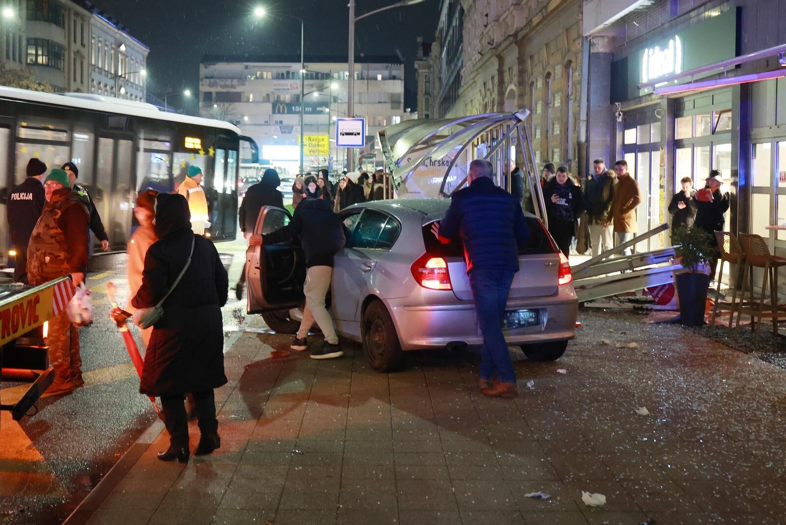 Kaos u centru Osijeka: BMW-om pokosio autobusnu stanicu