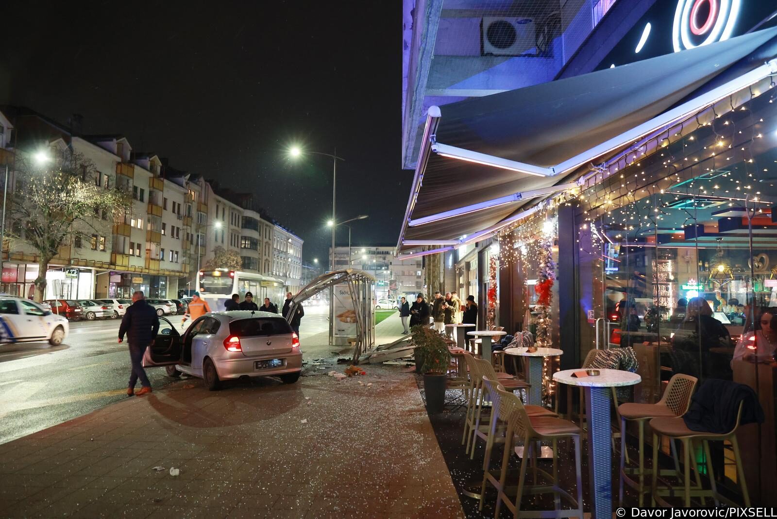 Kaos u centru Osijeka: BMW-om pokosio autobusnu stanicu