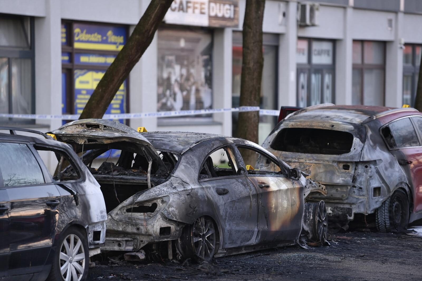 U zagrebačkim Utrinama izgorilo više automobila