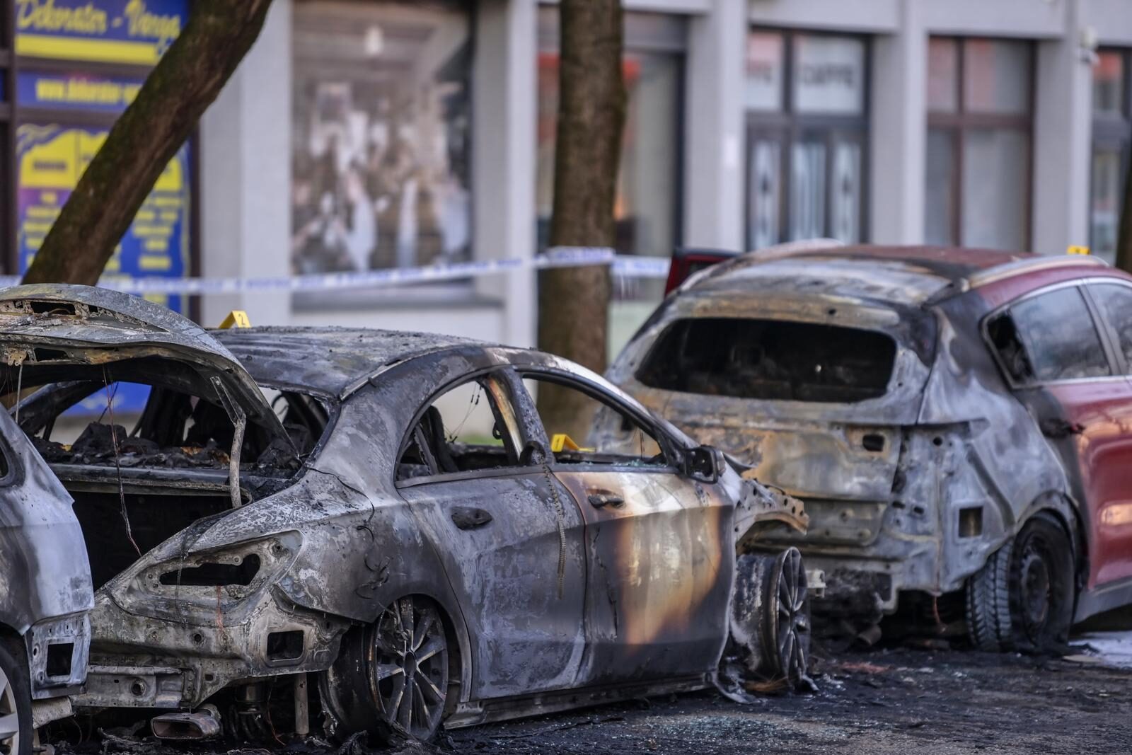 U zagrebačkim Utrinama izgorilo više automobila