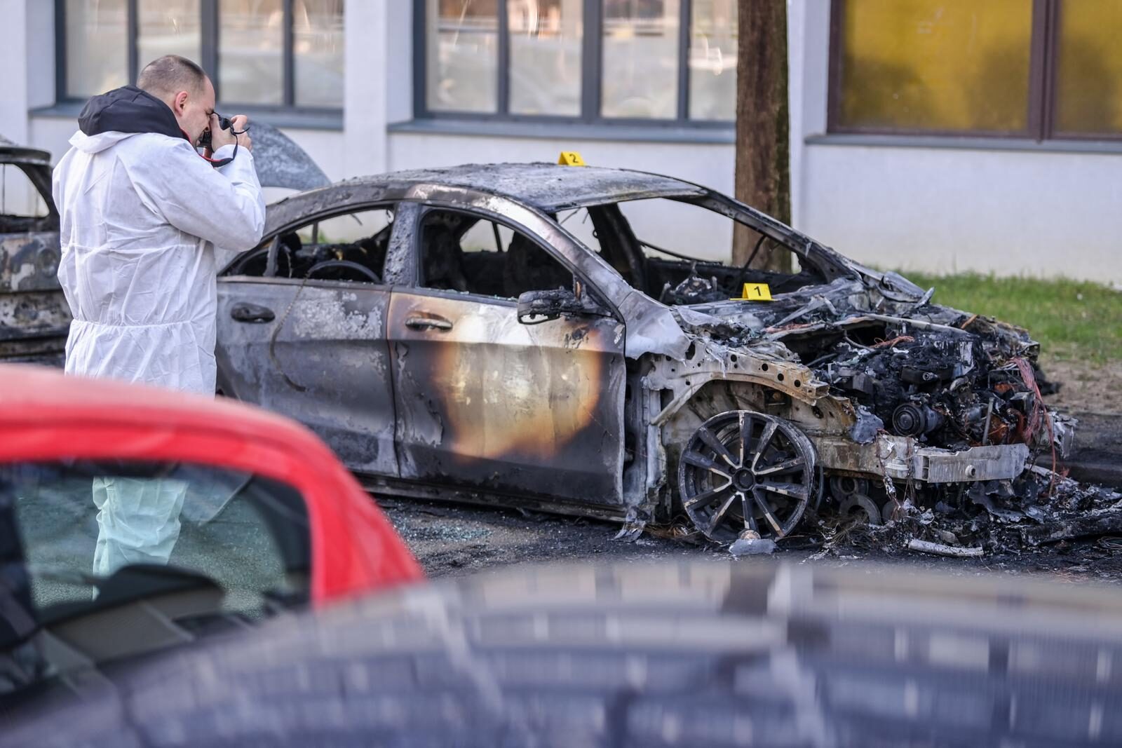U zagrebačkim Utrinama izgorilo više automobila