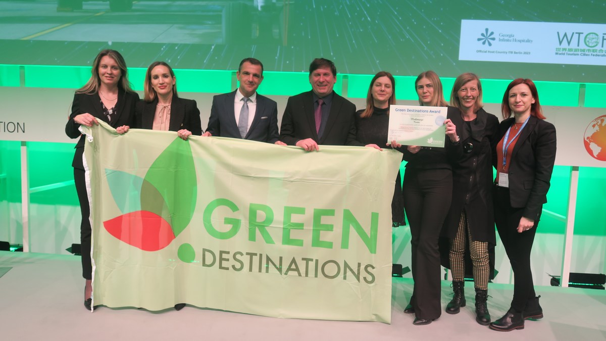 Grupna fotografija_dodjela_sa zastavom