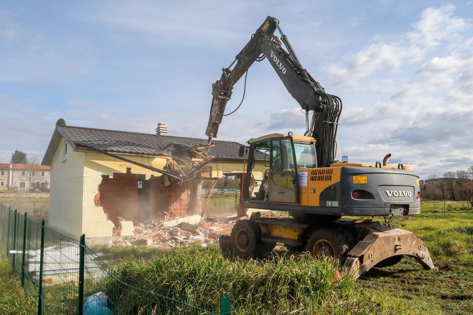 Rovinj: Započeli radovi na uklanjanju nezakonito izgrađenih građevina na području Istre