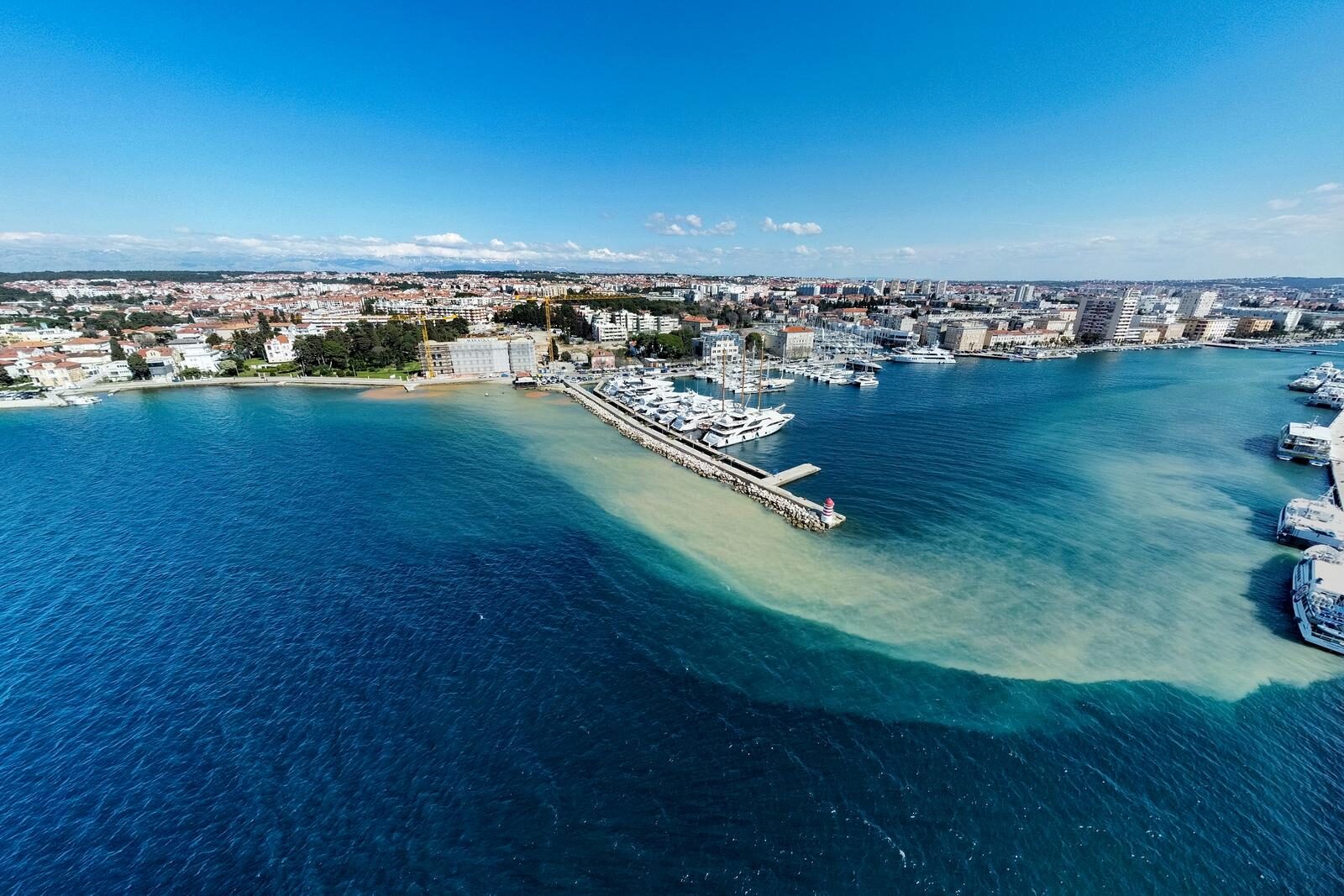 Zadar: Pogled iz zraka na zamućeno more zbog izgradnje obližnjeg hotela