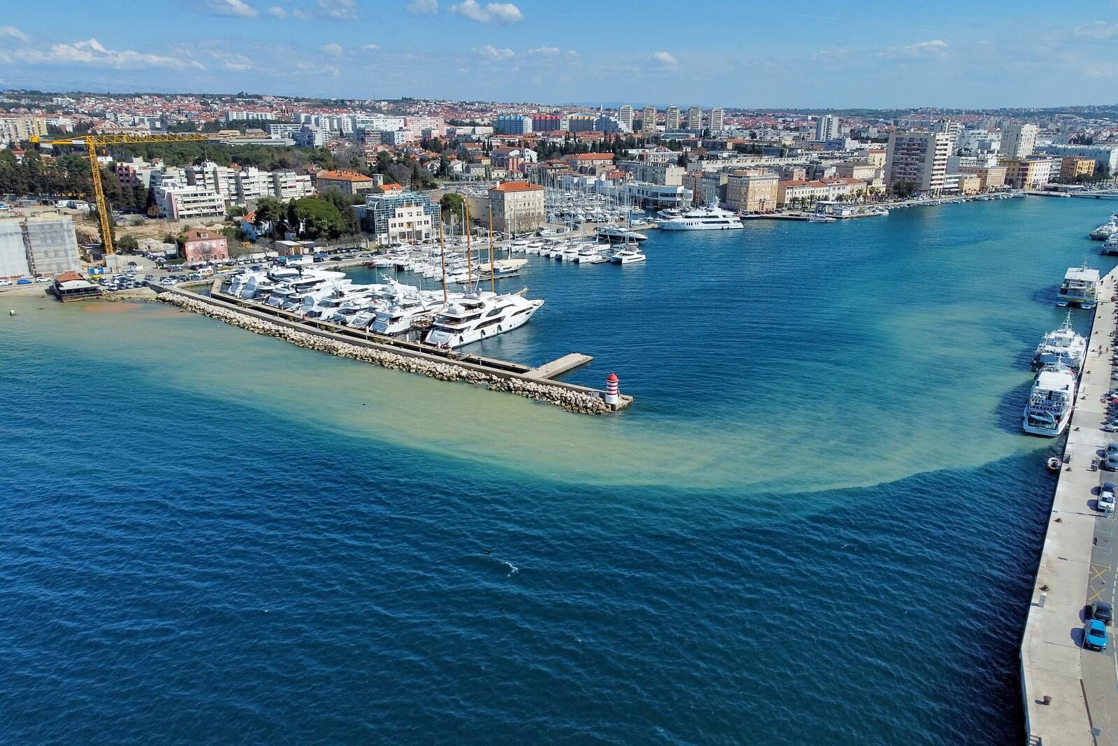 Zadar: Pogled iz zraka na zamućeno more zbog izgradnje obližnjeg hotela