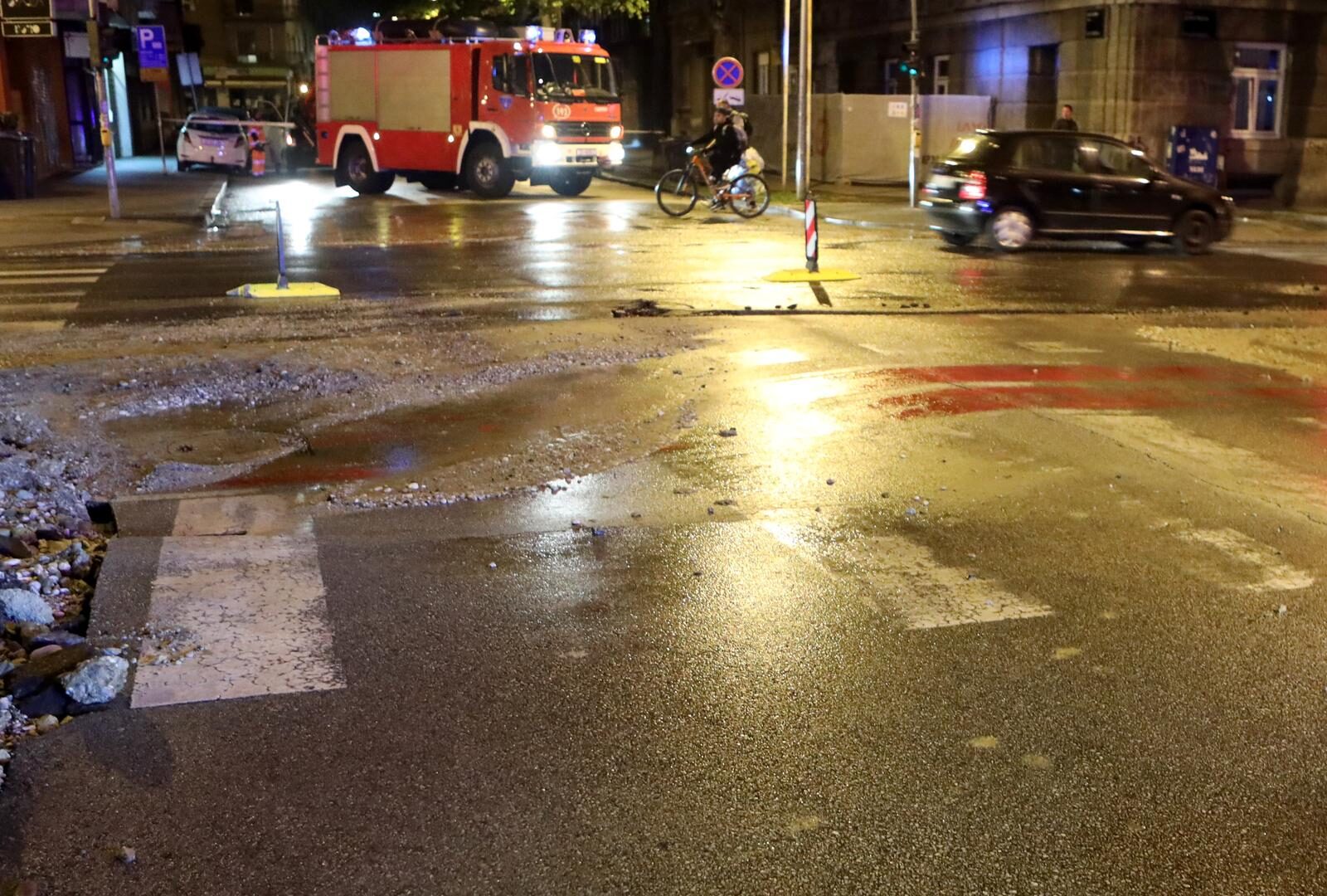 Zagreb: Poplava na Zelenom valu zbog puknuća cijevi kod Vodovodne ulice