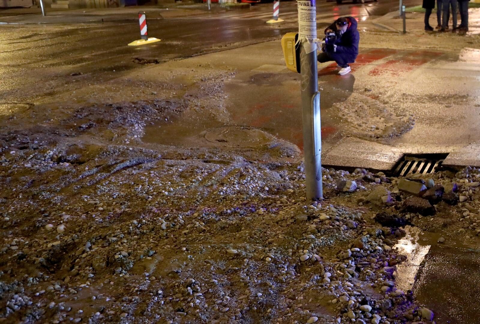 Zagreb: Poplava na Zelenom valu zbog puknuća cijevi kod Vodovodne ulice