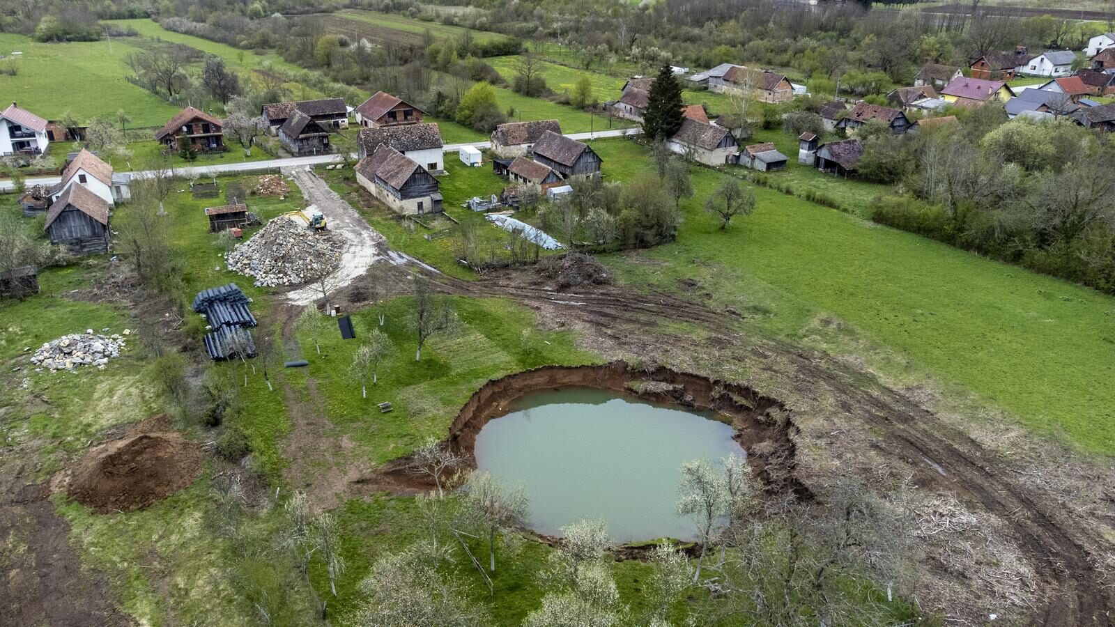 Fotografije iz zraka novih rupa koje su se otvorile u Mečenčanima