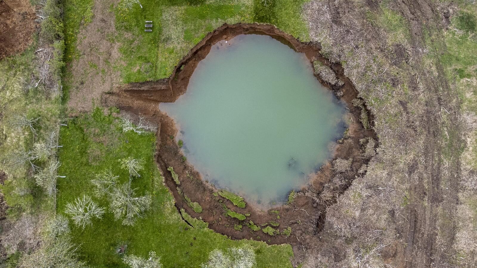 Fotografije iz zraka novih rupa koje su se otvorile u Mečenčanima
