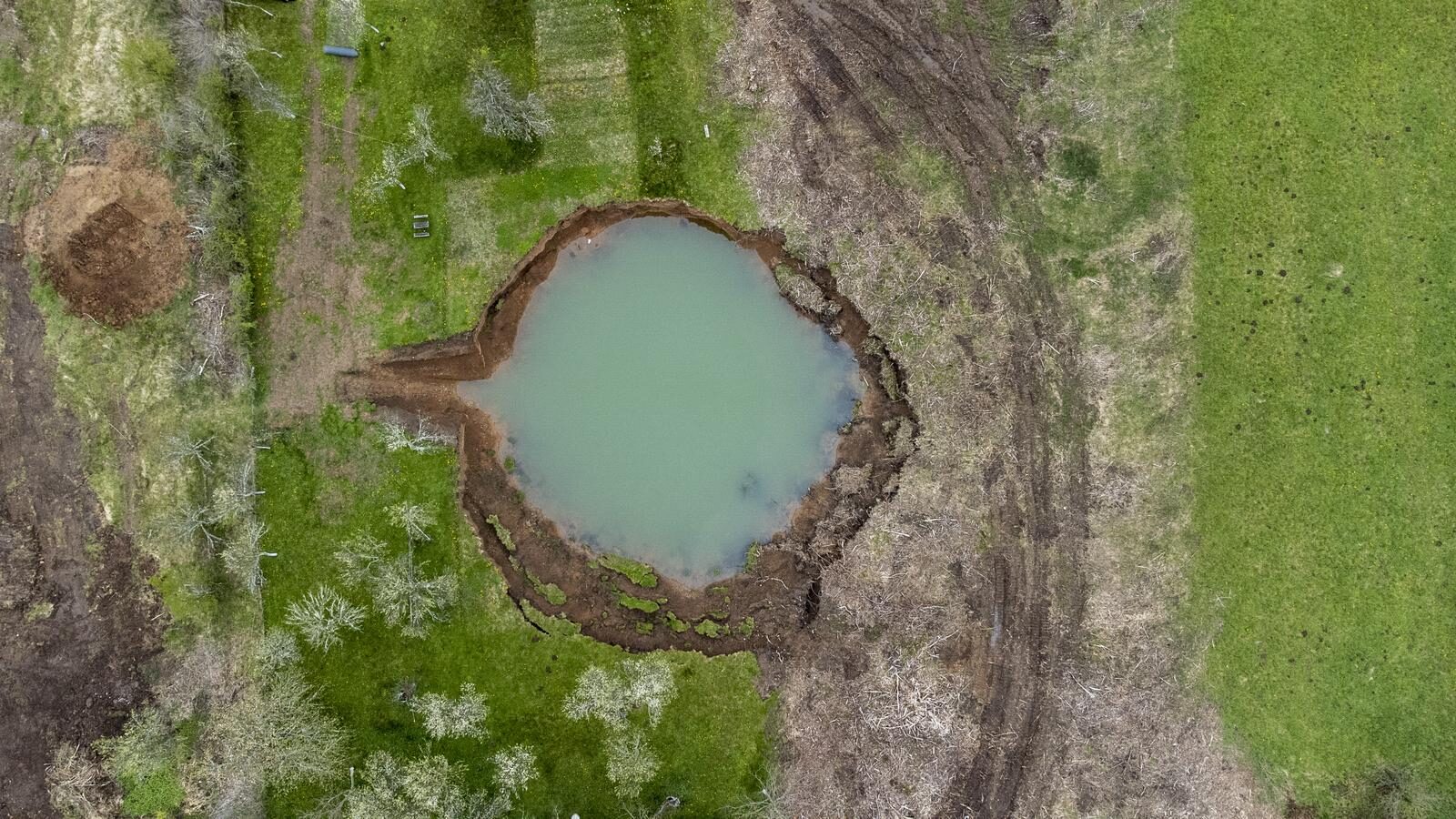Fotografije iz zraka novih rupa koje su se otvorile u Mečenčanima