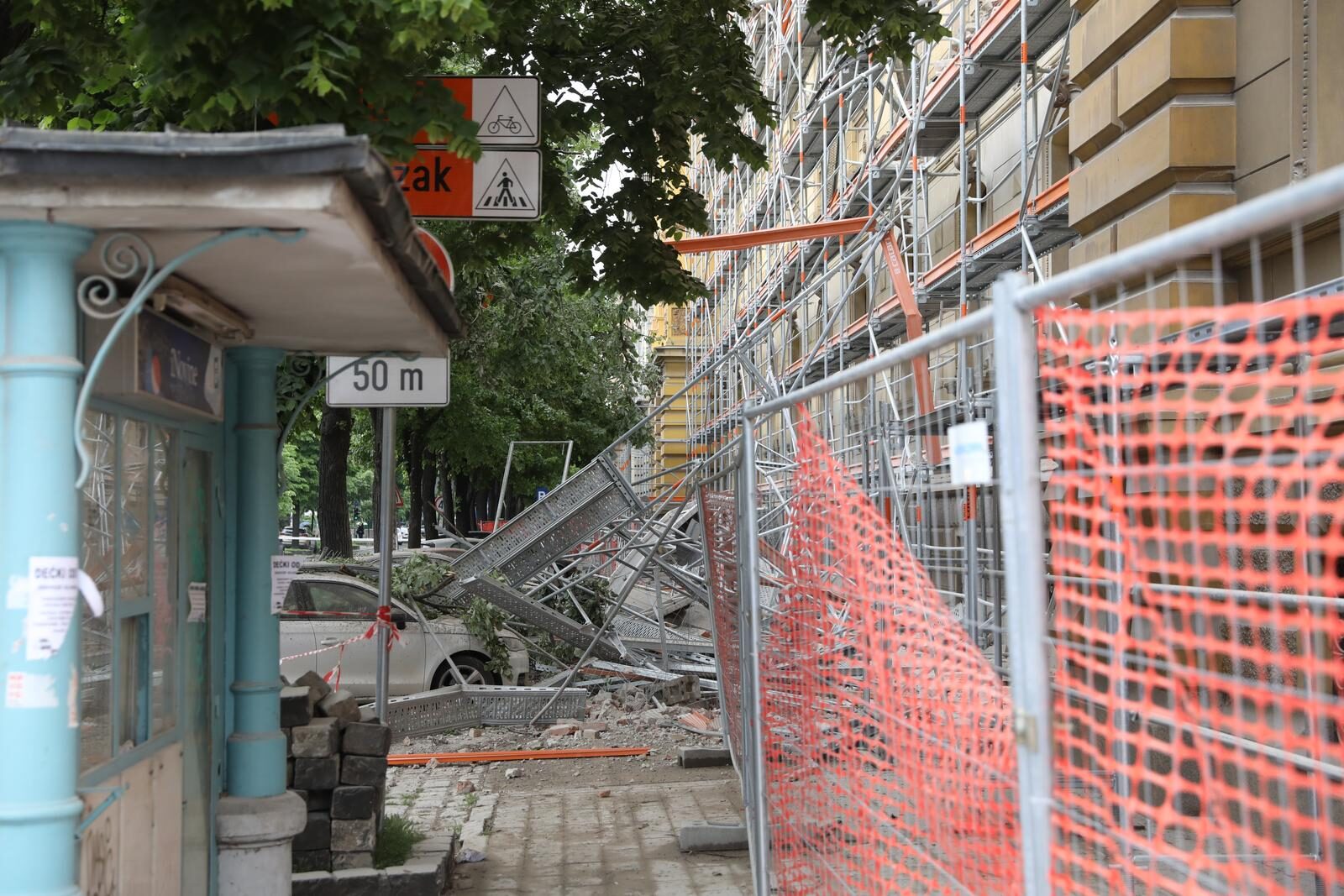 Zagreb: Skela i dio zgrade urušili se na automobile u Klaićevoj ulici