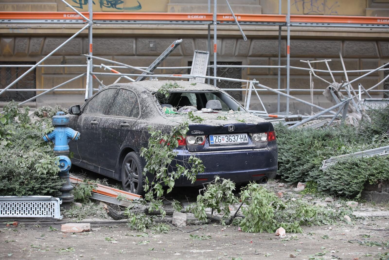 Zagreb: Skela i dio zgrade urušili se na automobile u Klaićevoj ulici