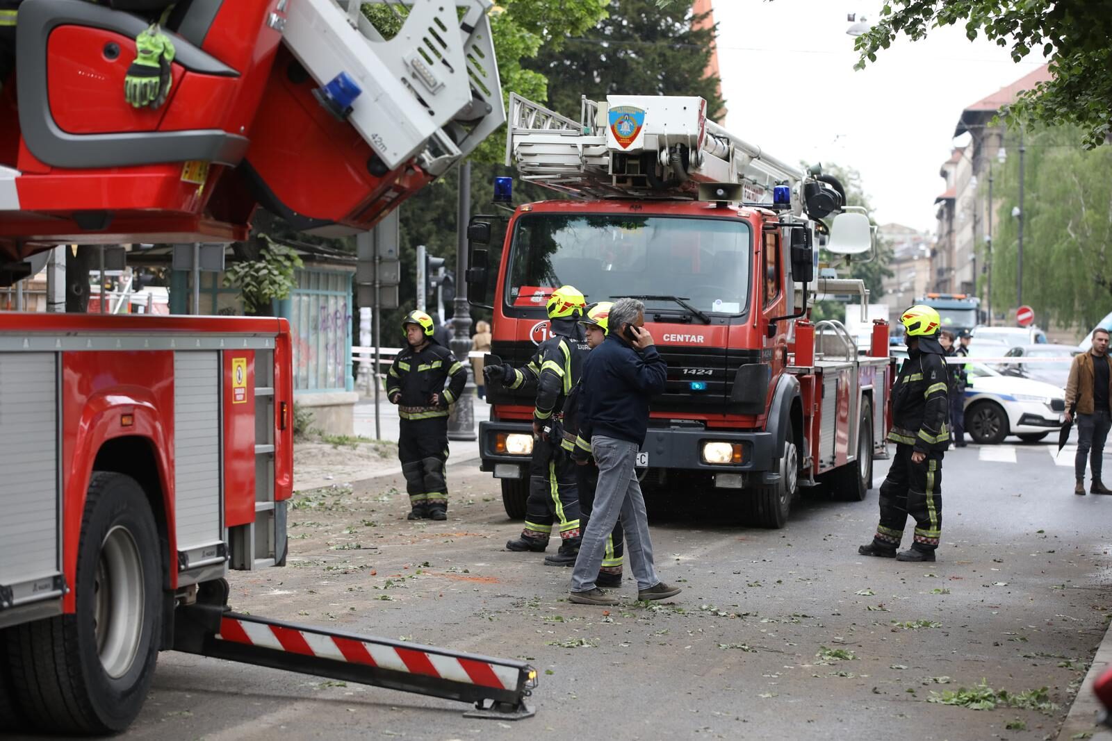 Zagreb: Skela i dio zgrade urušili se na automobile u Klaićevoj ulici