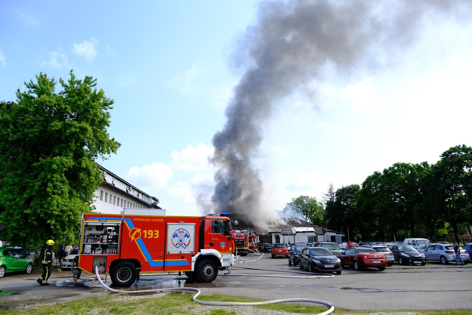 Zagreb: Gori objekt na Krugama, vatrogasci na terenu