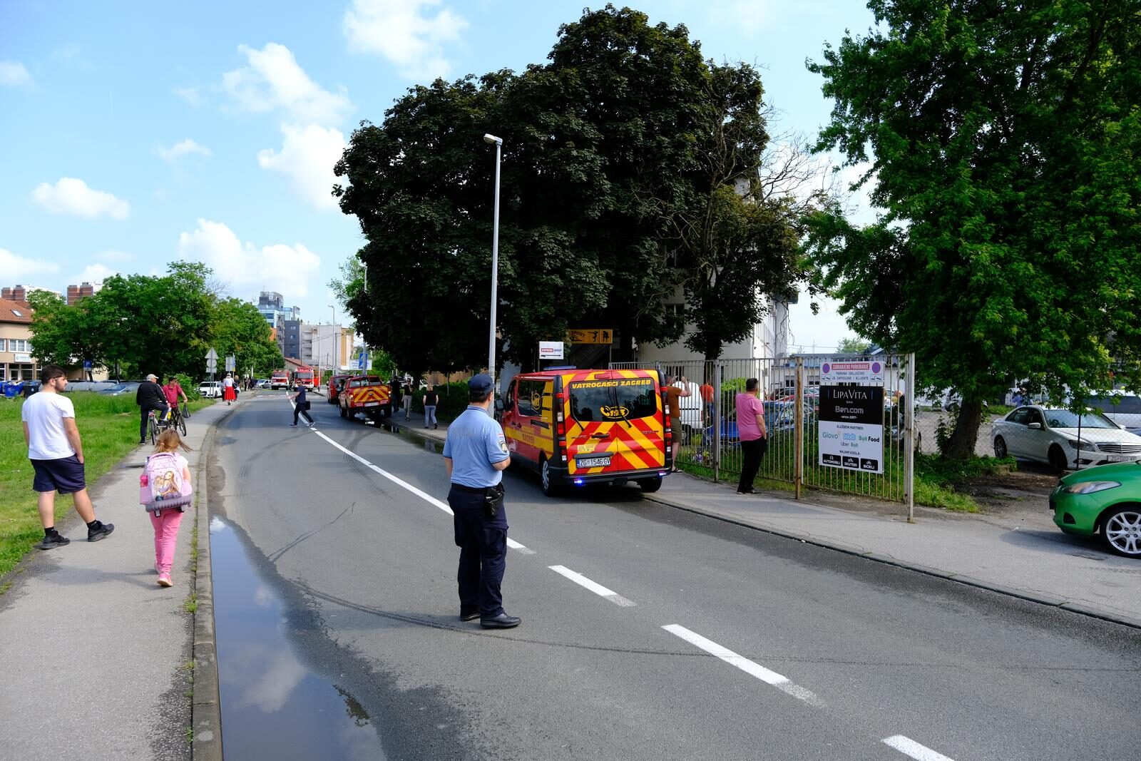 Zagreb: Gori objekt na Krugama, vatrogasci na terenu