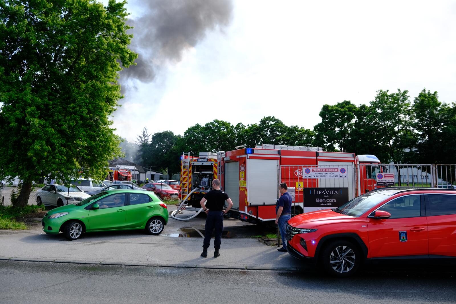 Zagreb: Gori objekt na Krugama, vatrogasci na terenu