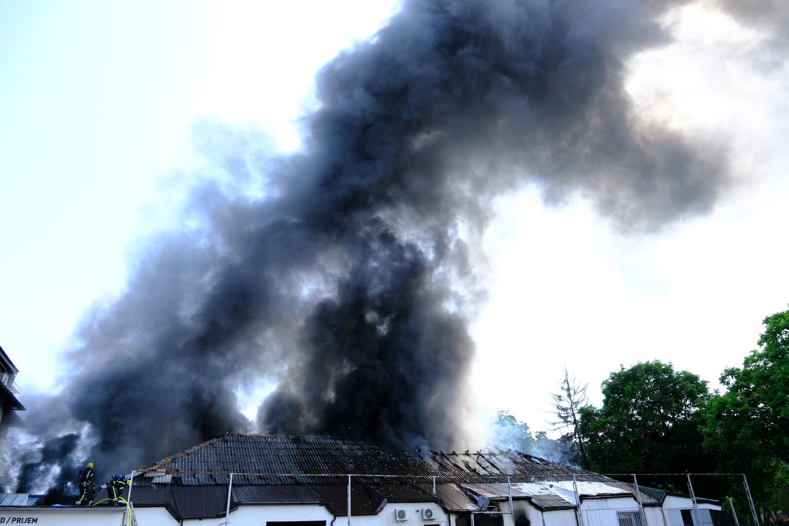 Zagreb: Gori objekt na Krugama, vatrogasci na terenu