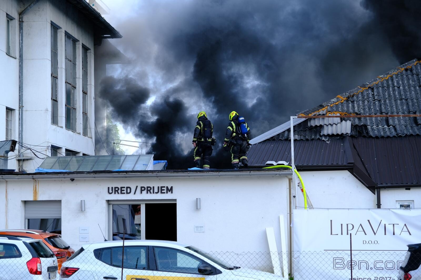 Zagreb: Gori objekt na Krugama, vatrogasci na terenu