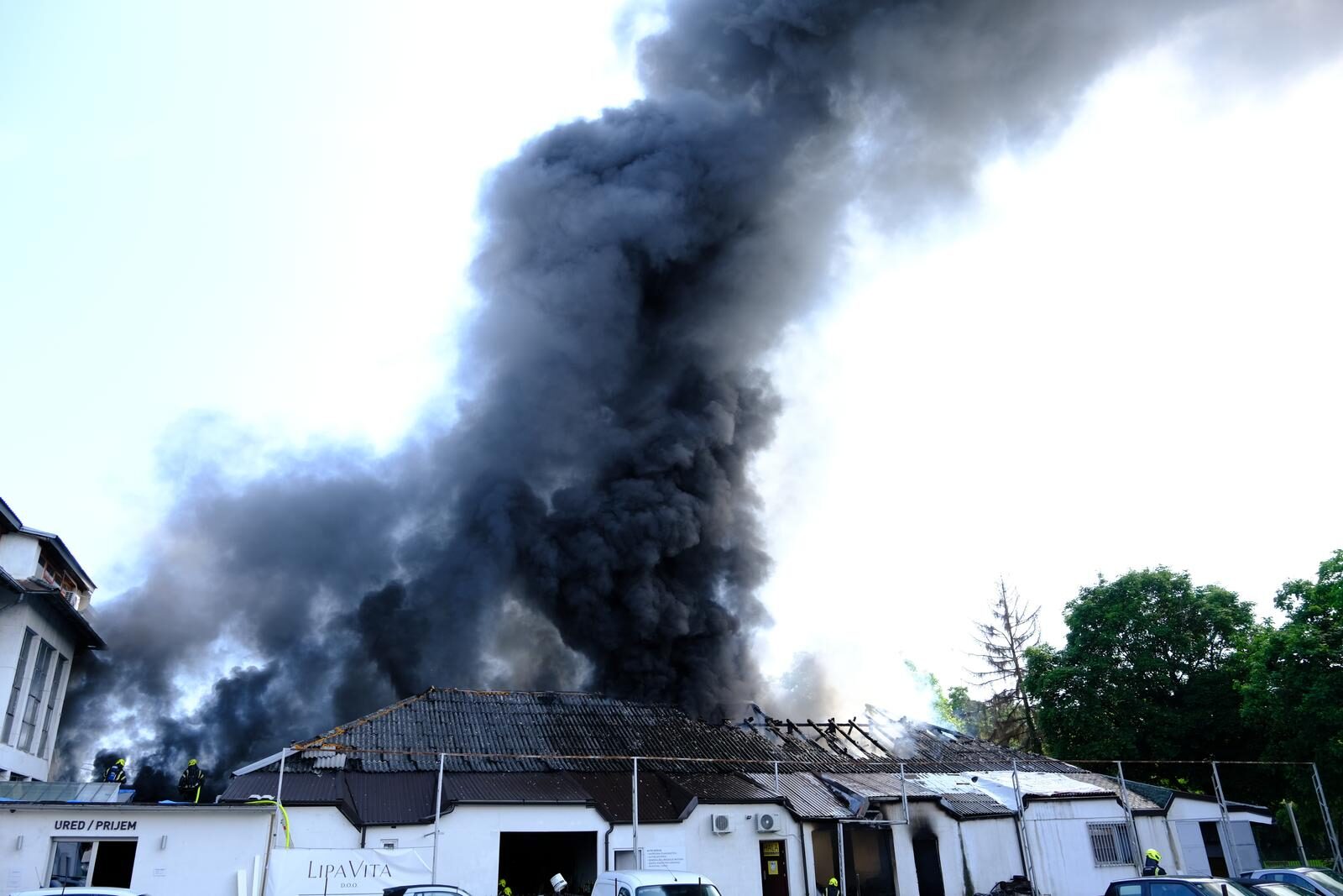 Zagreb: Gori objekt na Krugama, vatrogasci na terenu