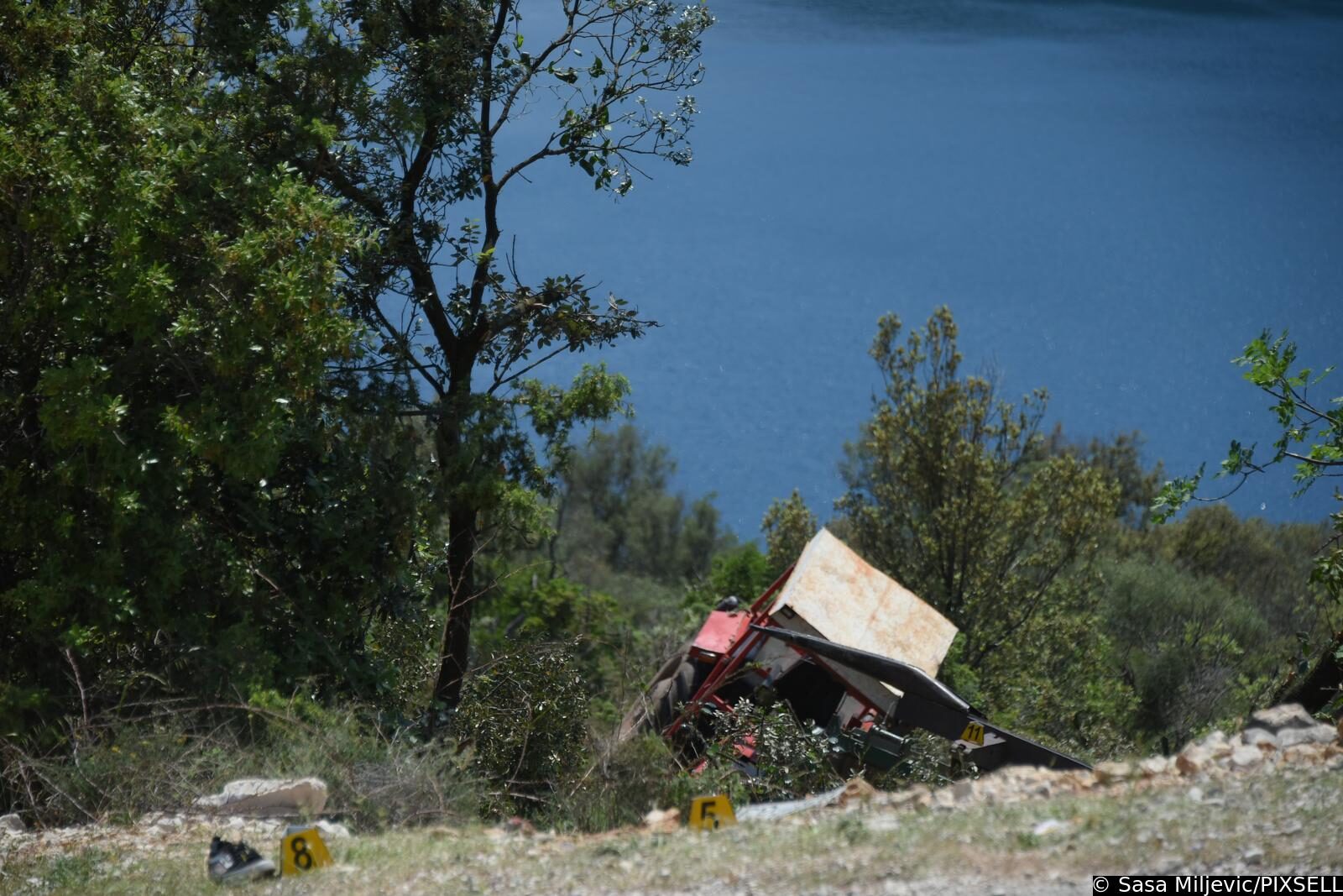 Prikolica puna maturanata prevrnula se kod Labina