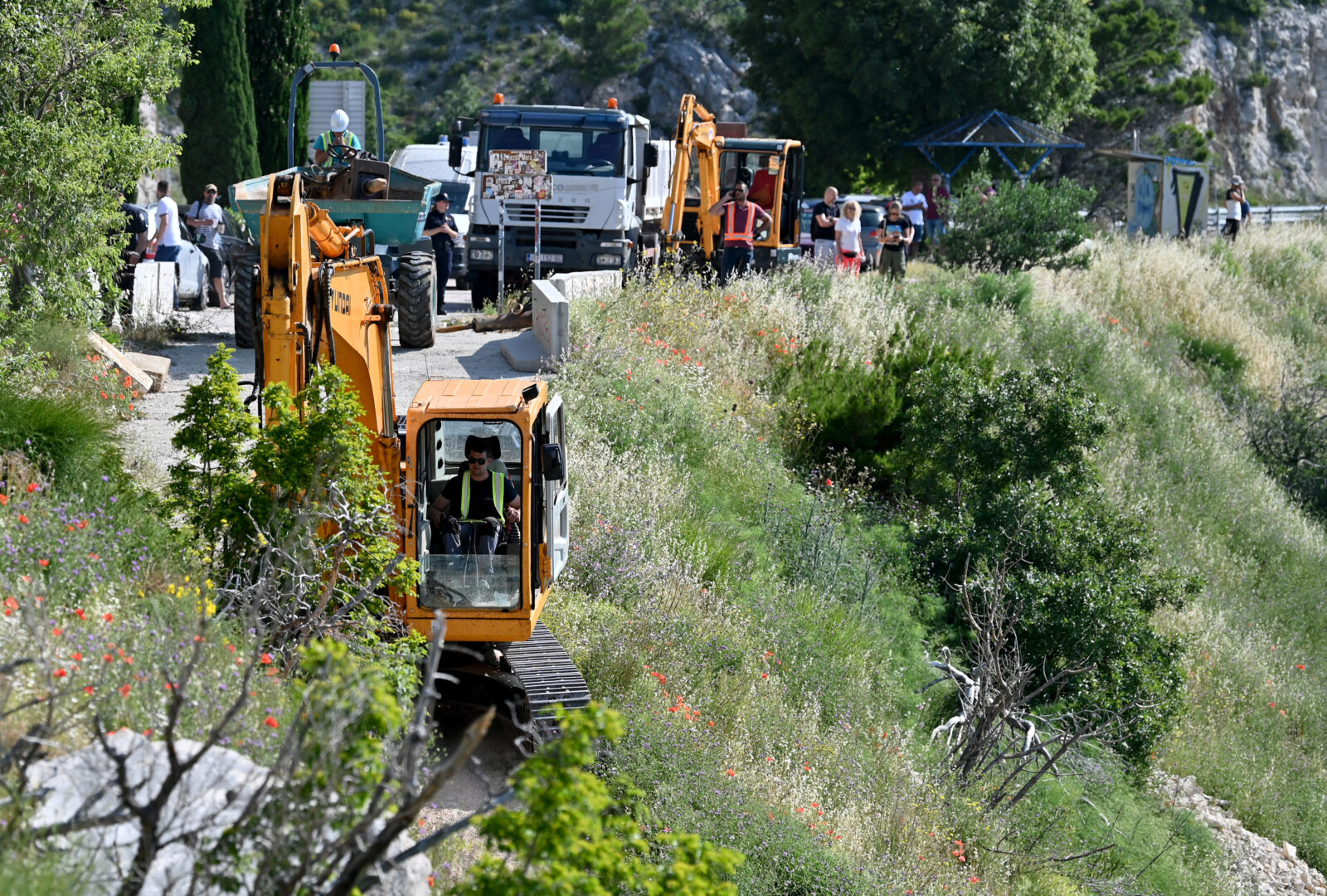 Započelo rušenje sedam bespravno sagrađenih objekata u uvali Vruja kod Brela