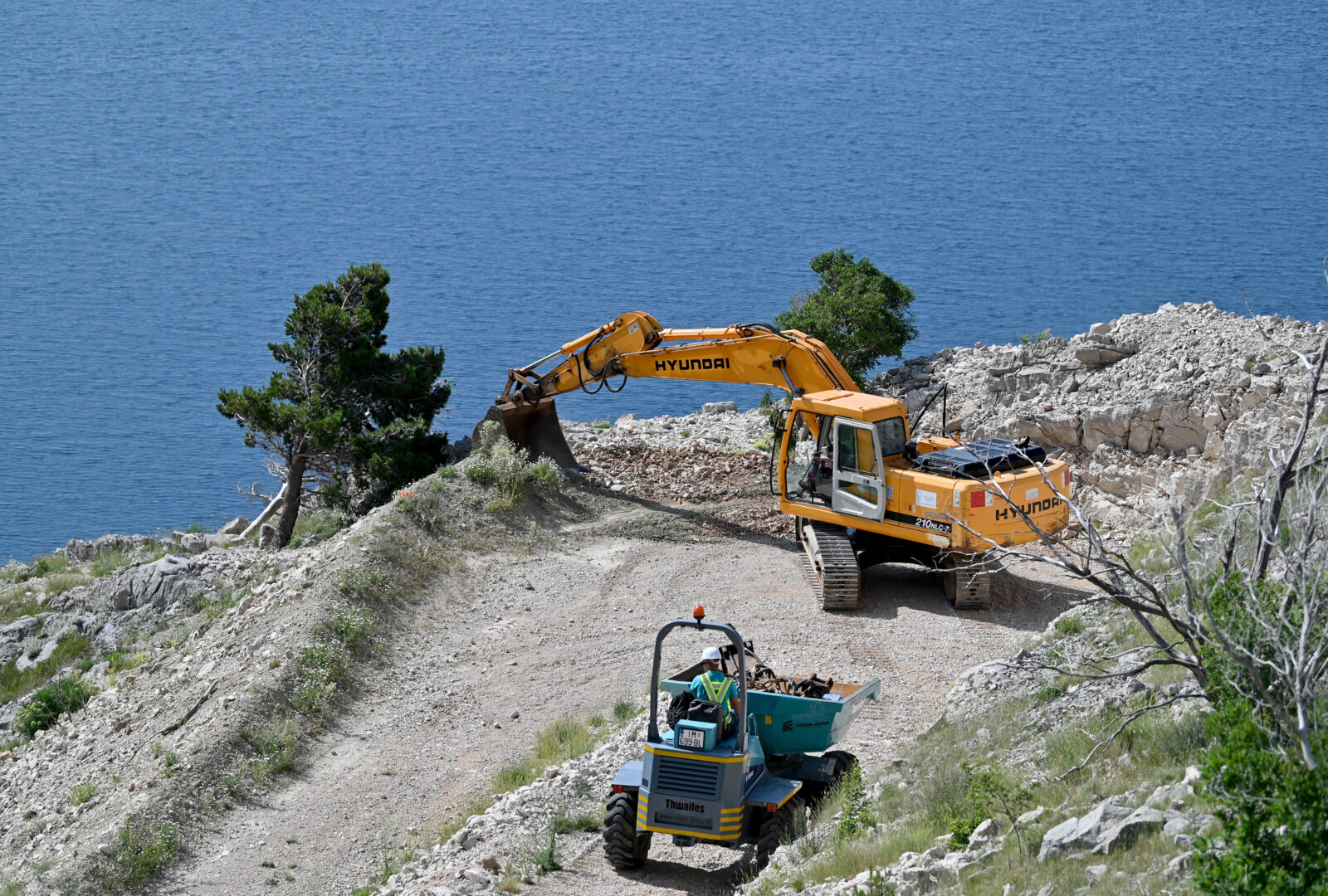 Započelo rušenje sedam bespravno sagrađenih objekata u uvali Vruja kod Brela