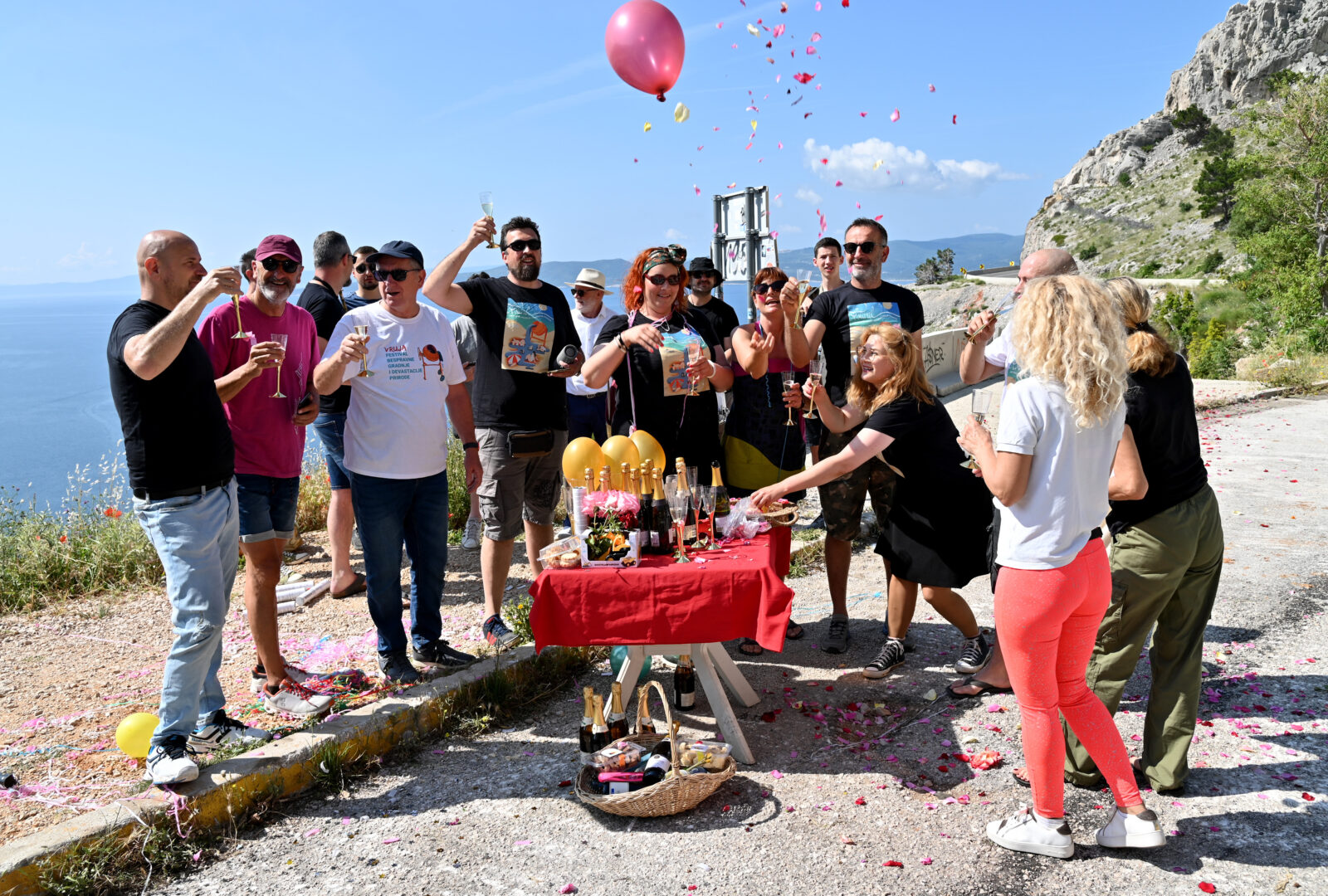 Uvala Vruja: Mještani okupljeni na Festivalu bespravne gradnje proslavili početak rušenja