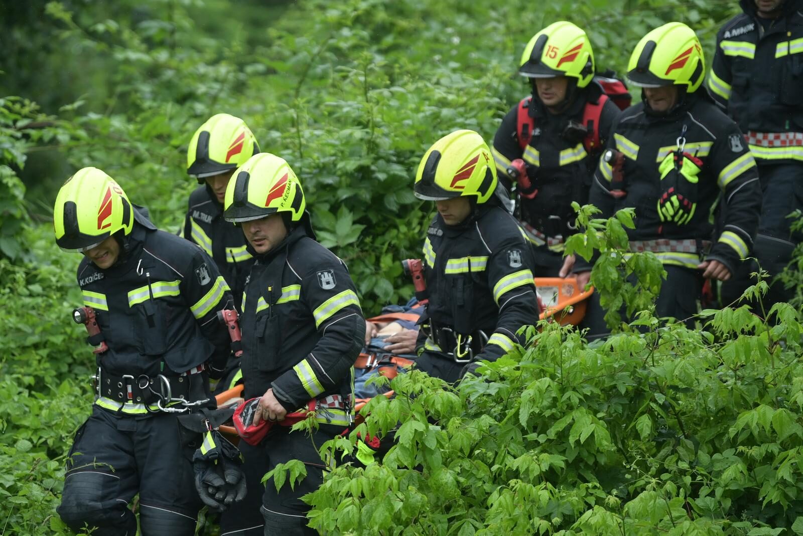 Zagreb: Vatrogasci spašavaju čovjeka koji je propao između šina na Željezničkom mostu