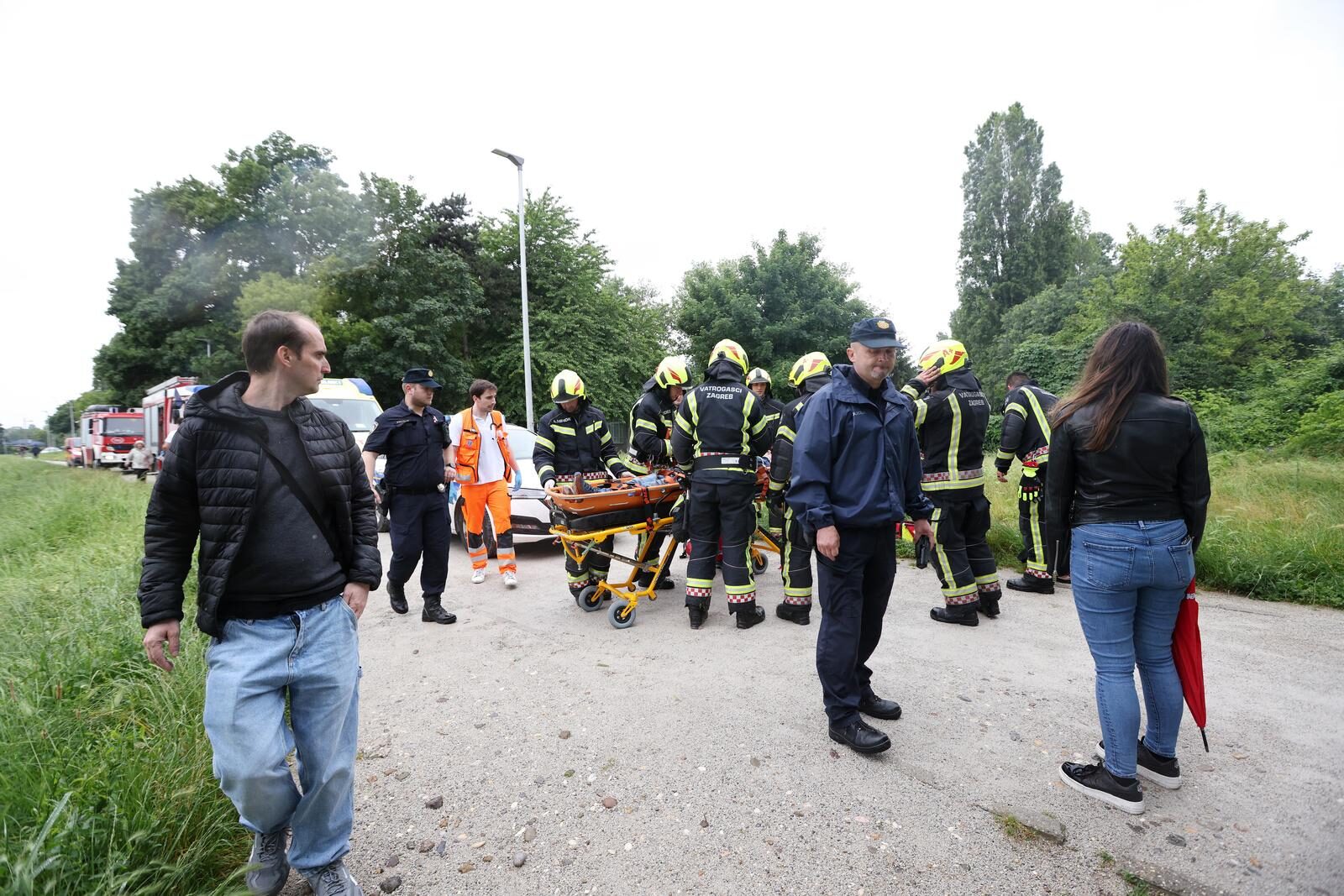 Zagreb: Vatrogasci spašavaju čovjeka koji je propao između šina na Željezničkom mostu